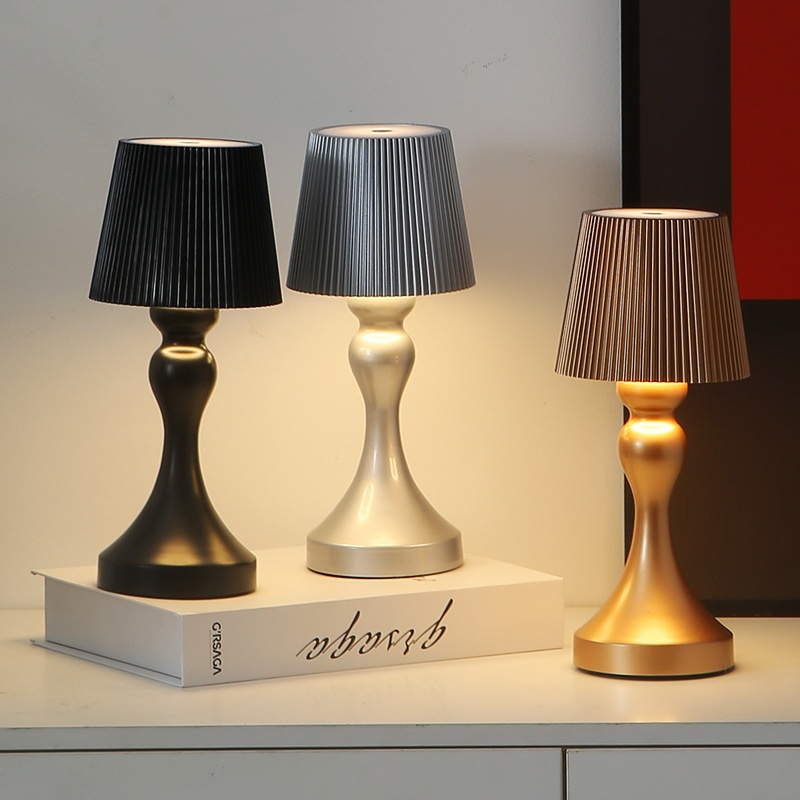 Portaglow bordlampe - ledningsfri, buet metallampe med retroessens