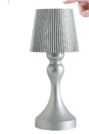 Portaglow bordlampe - ledningsfri, buet metallampe med retroessens