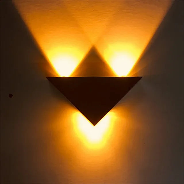PrismShine - trekantet væglampe