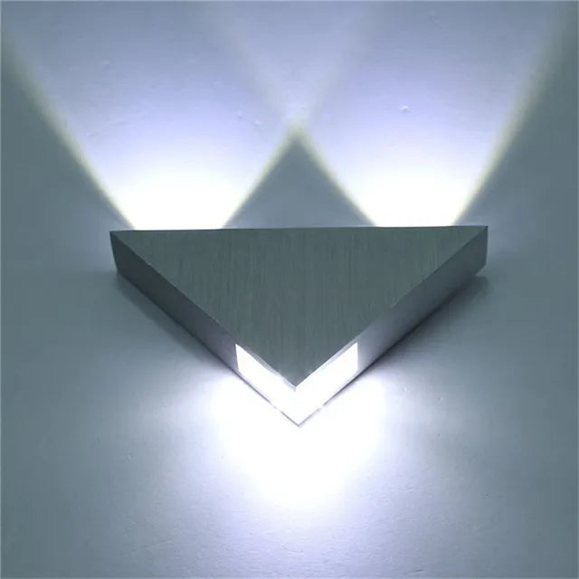 PrismShine - trekantet væglampe