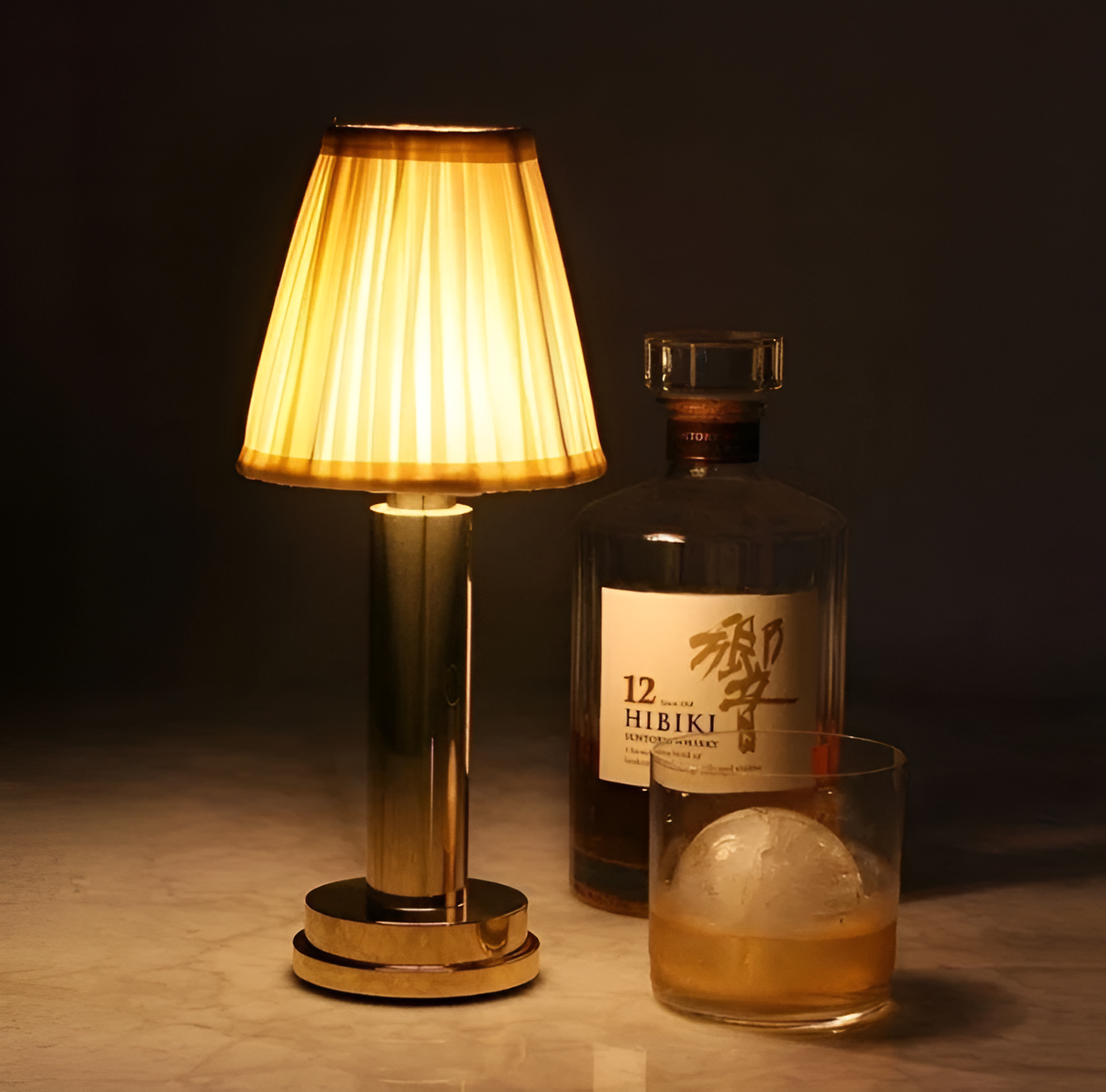 Vintage flare - bordlampe i aluminium med dæmpbar stofskærm