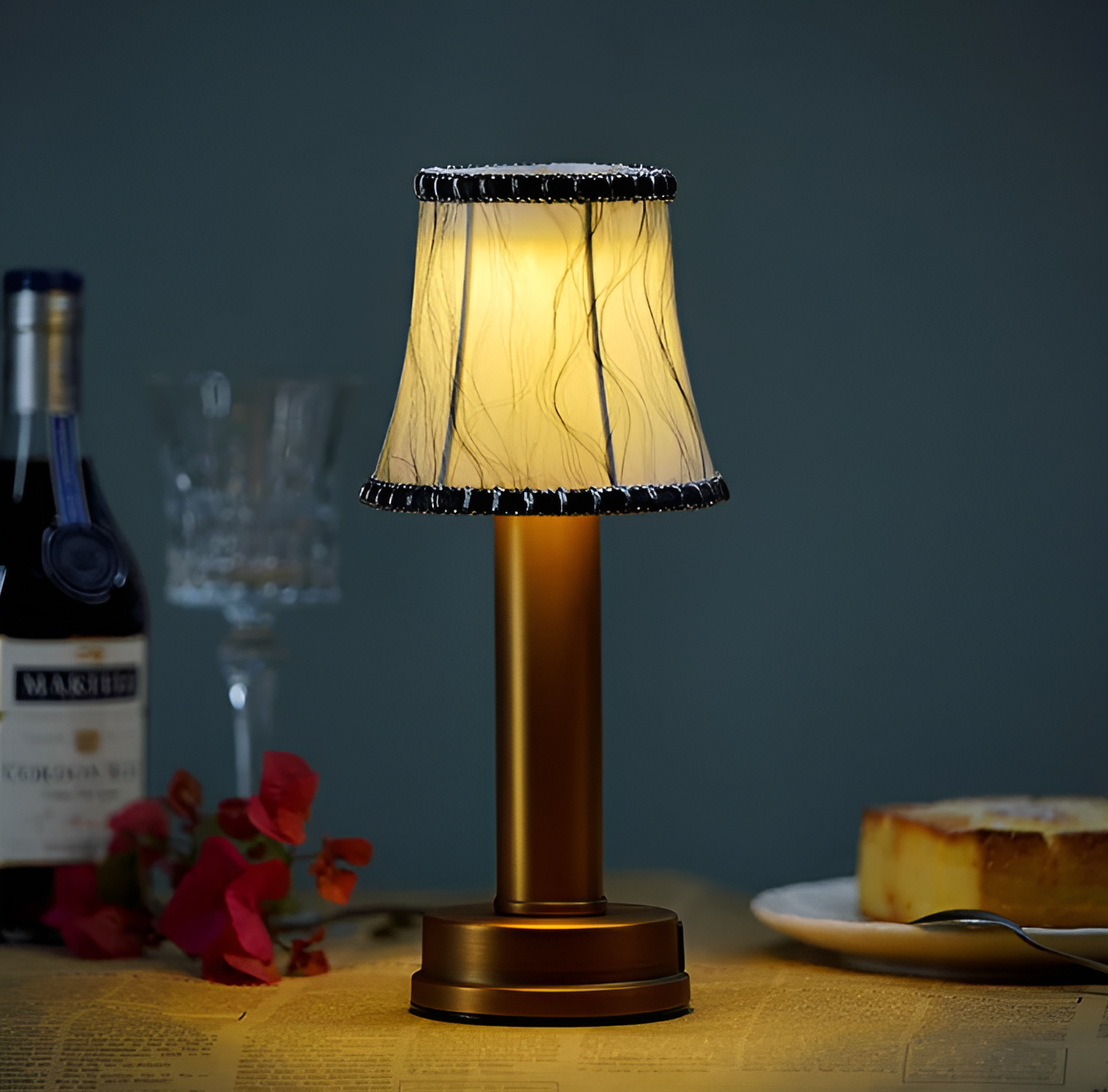 Vintage flare - bordlampe i aluminium med dæmpbar stofskærm