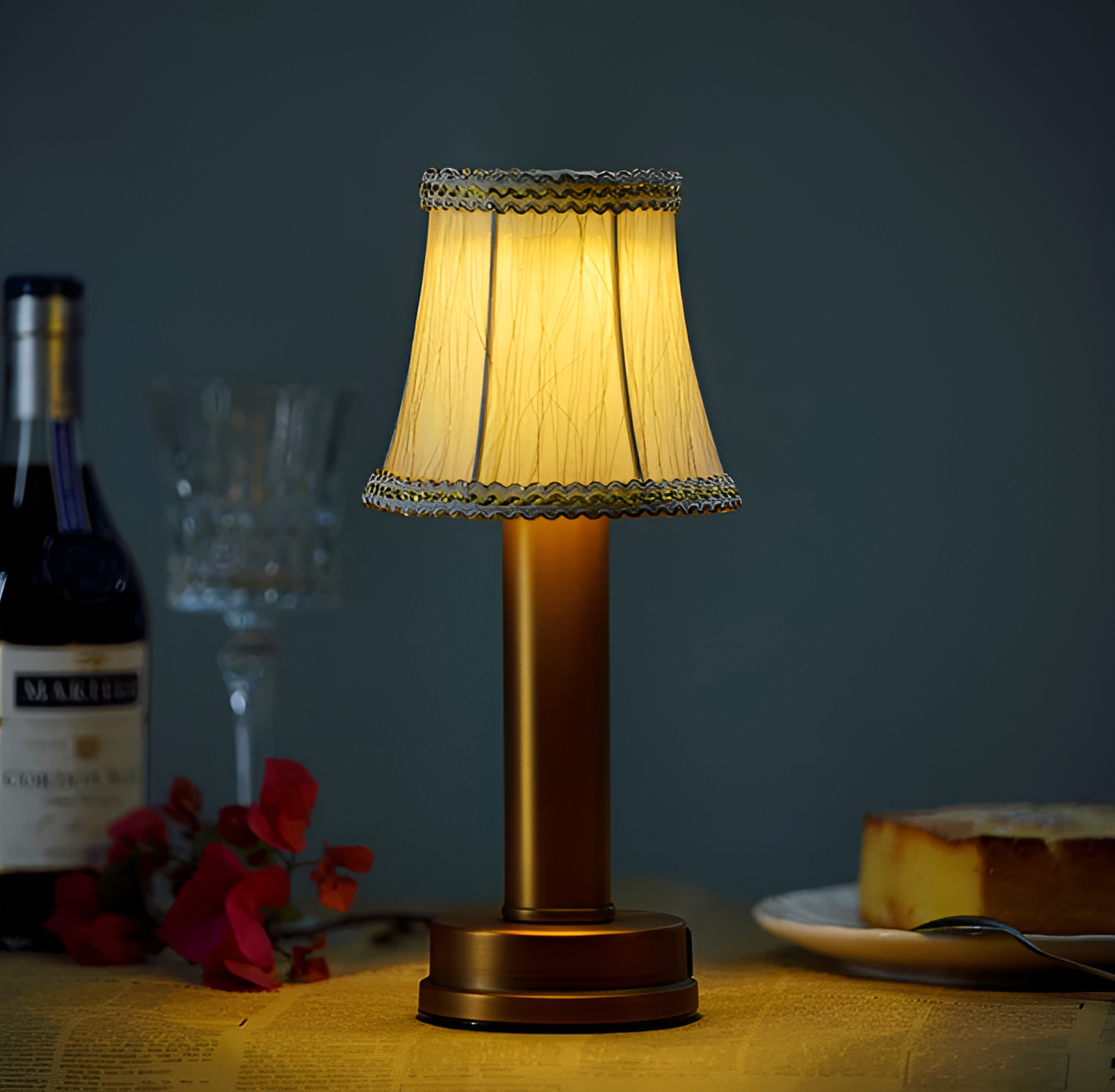 Vintage flare - bordlampe i aluminium med dæmpbar stofskærm