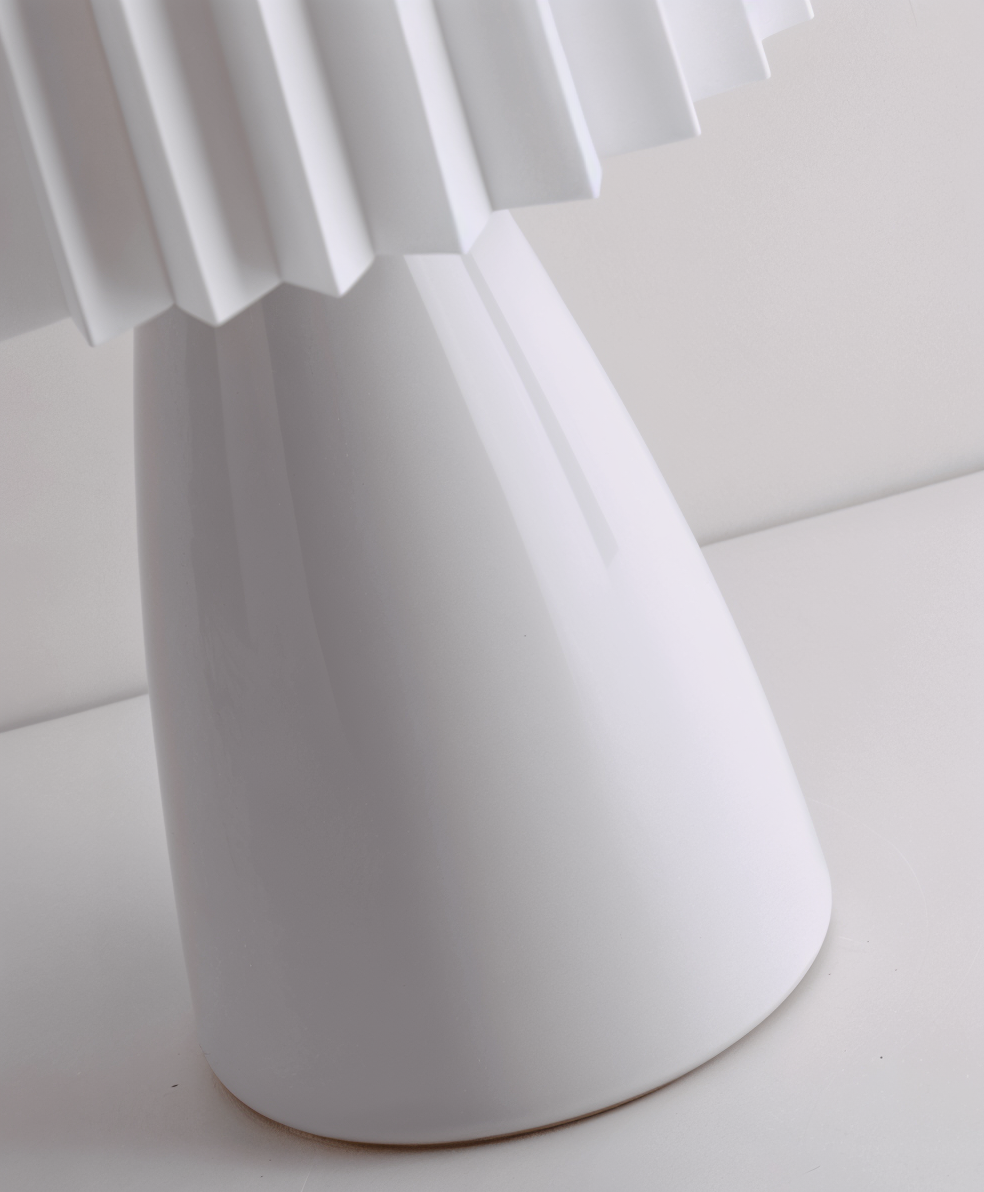 Conepleated bordlampe - led keramisk milkshake skrivebordslampe