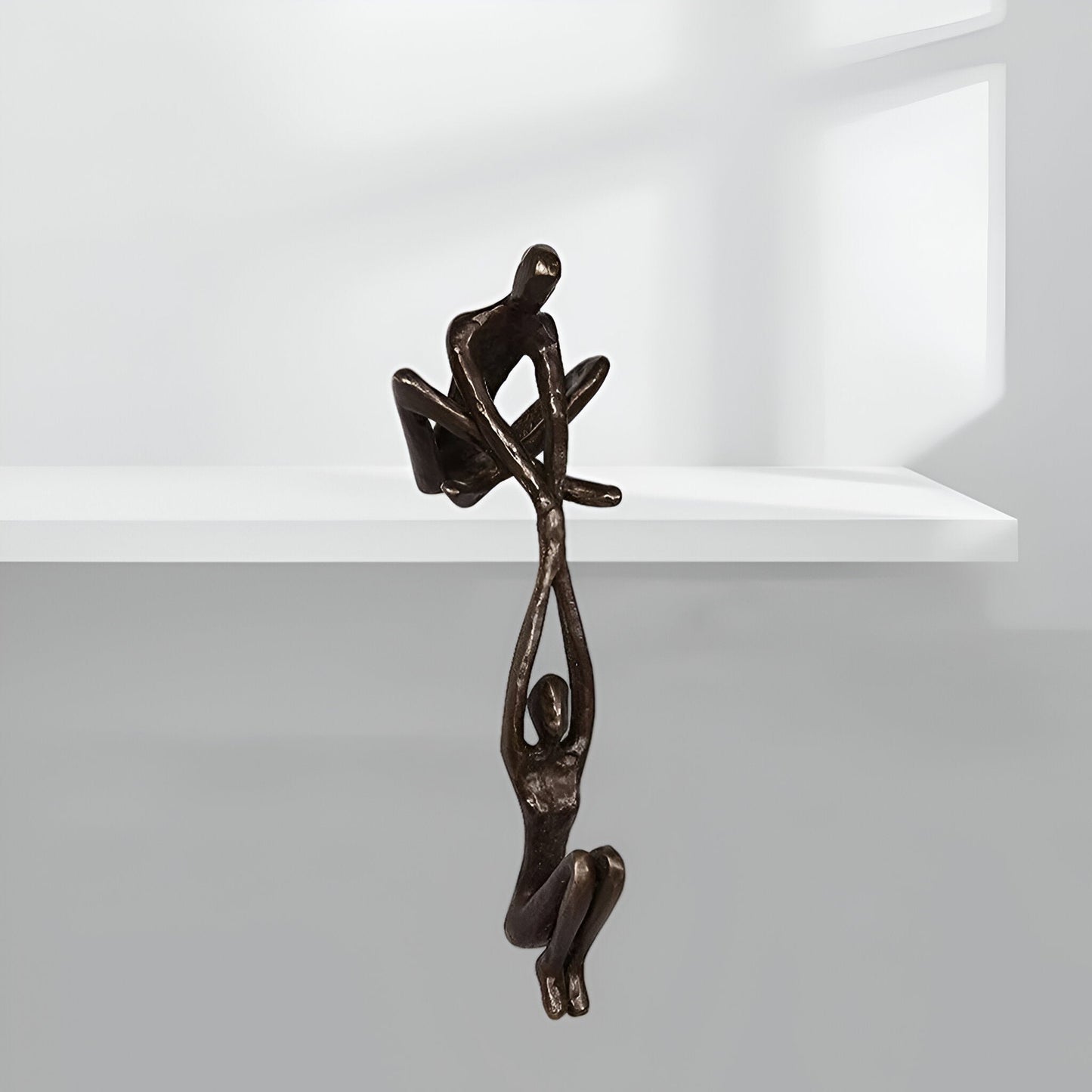 Dynamicduo - mand løfter kvindefigur kunststatue