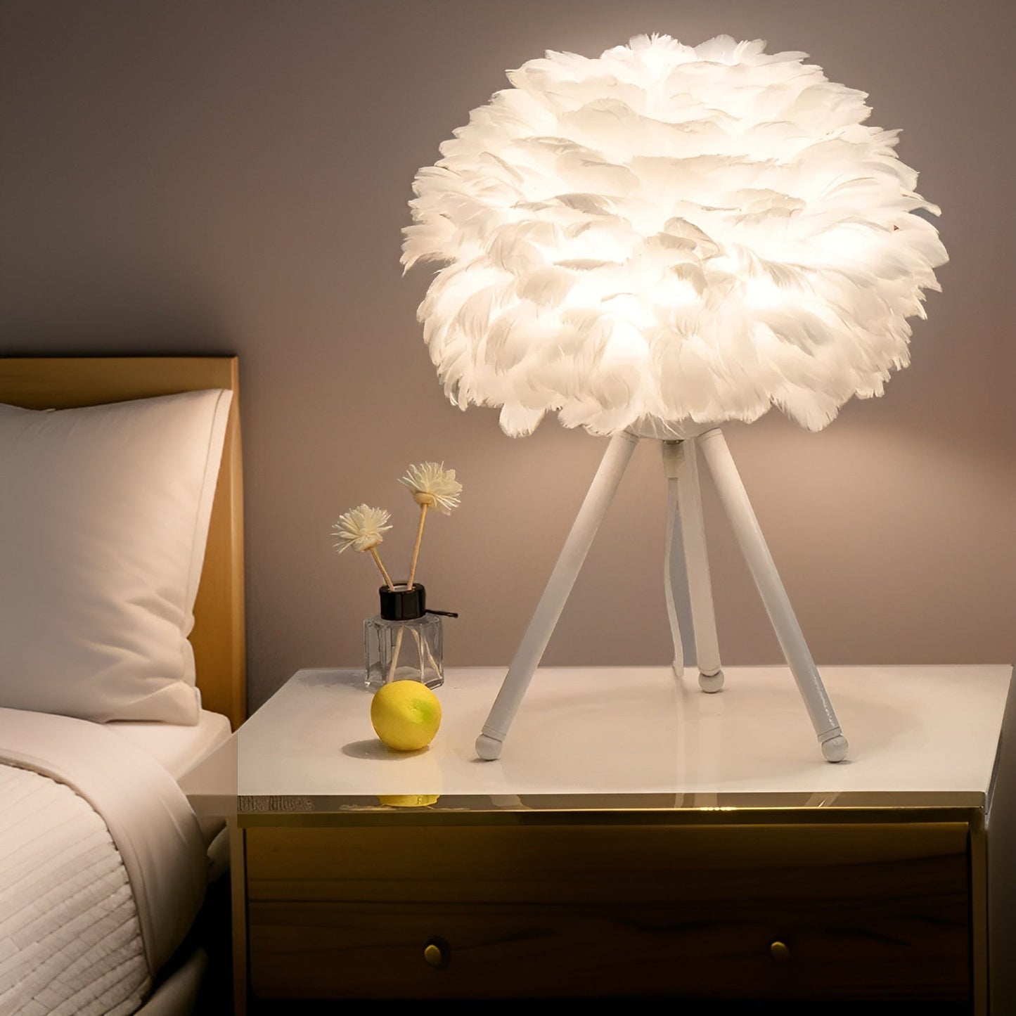 Feather glow - håndlavet bordlampe lavet af strudsefjer til en romantisk atmosfære