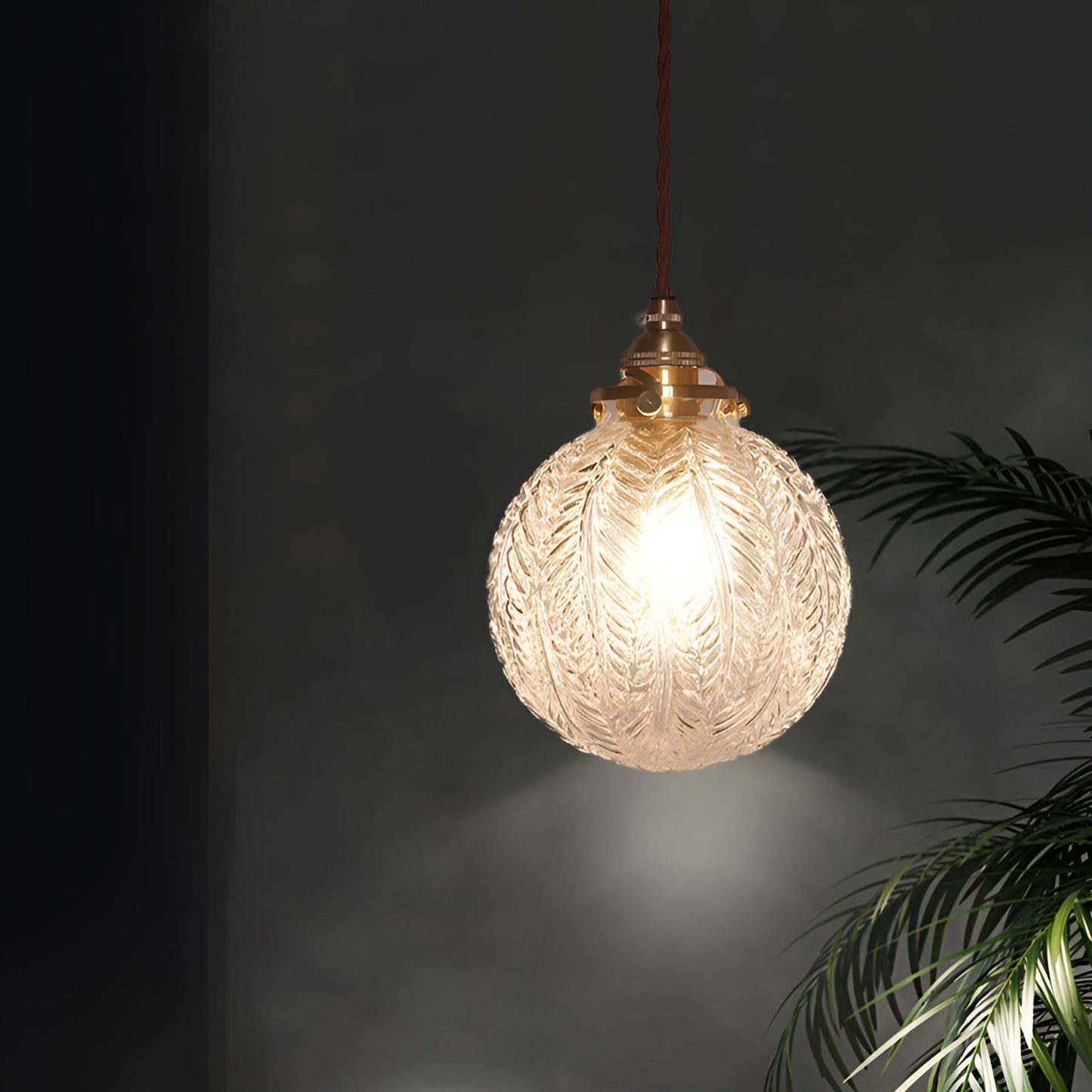 Feather glow - røgfarvet grå pendel i klart glas