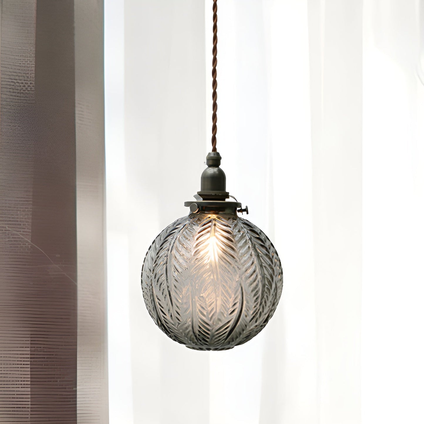 Feather glow - røgfarvet grå pendel i klart glas
