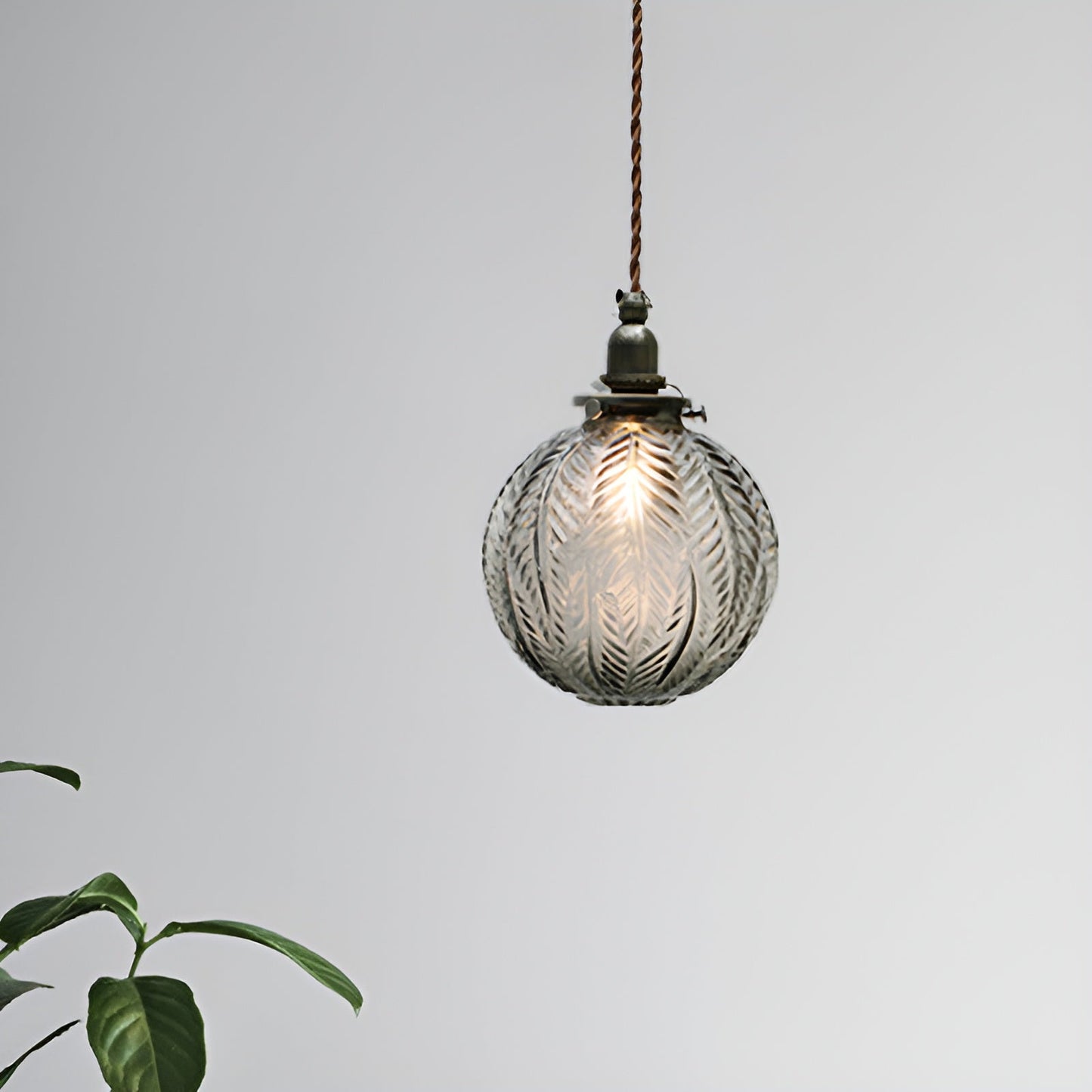 Feather glow - røgfarvet grå pendel i klart glas