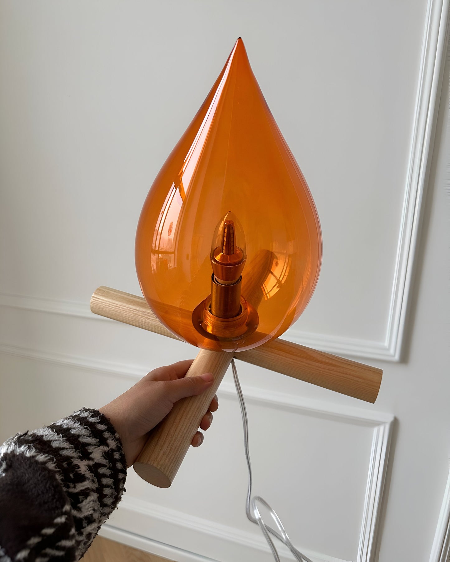 Fireflare bordlampe - lejrbålsflammelampe med træfod