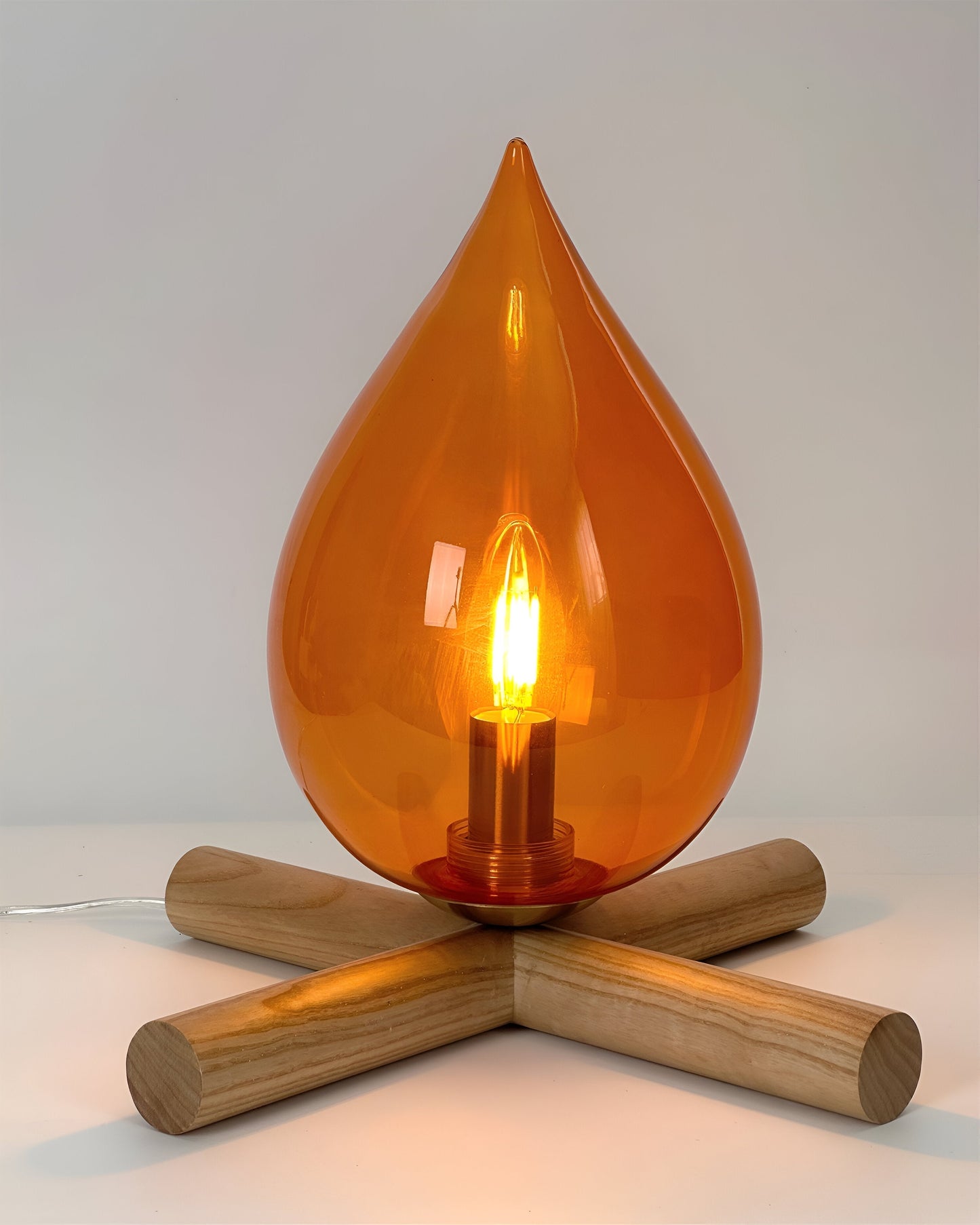 Fireflare bordlampe - lejrbålsflammelampe med træfod
