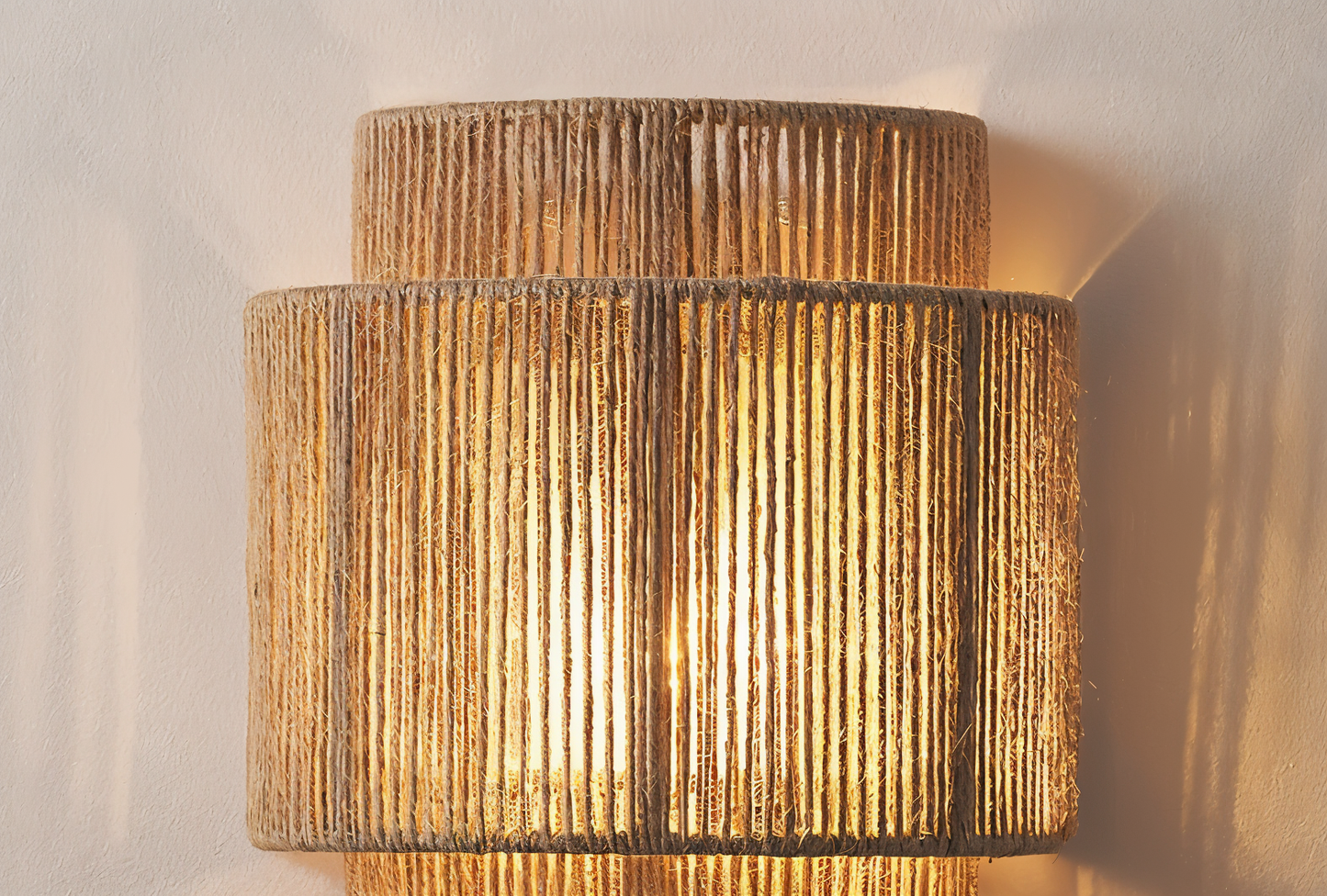 Væglampe i hamp - lampeskærm i hampereb og rattan - boho-vægdekoration