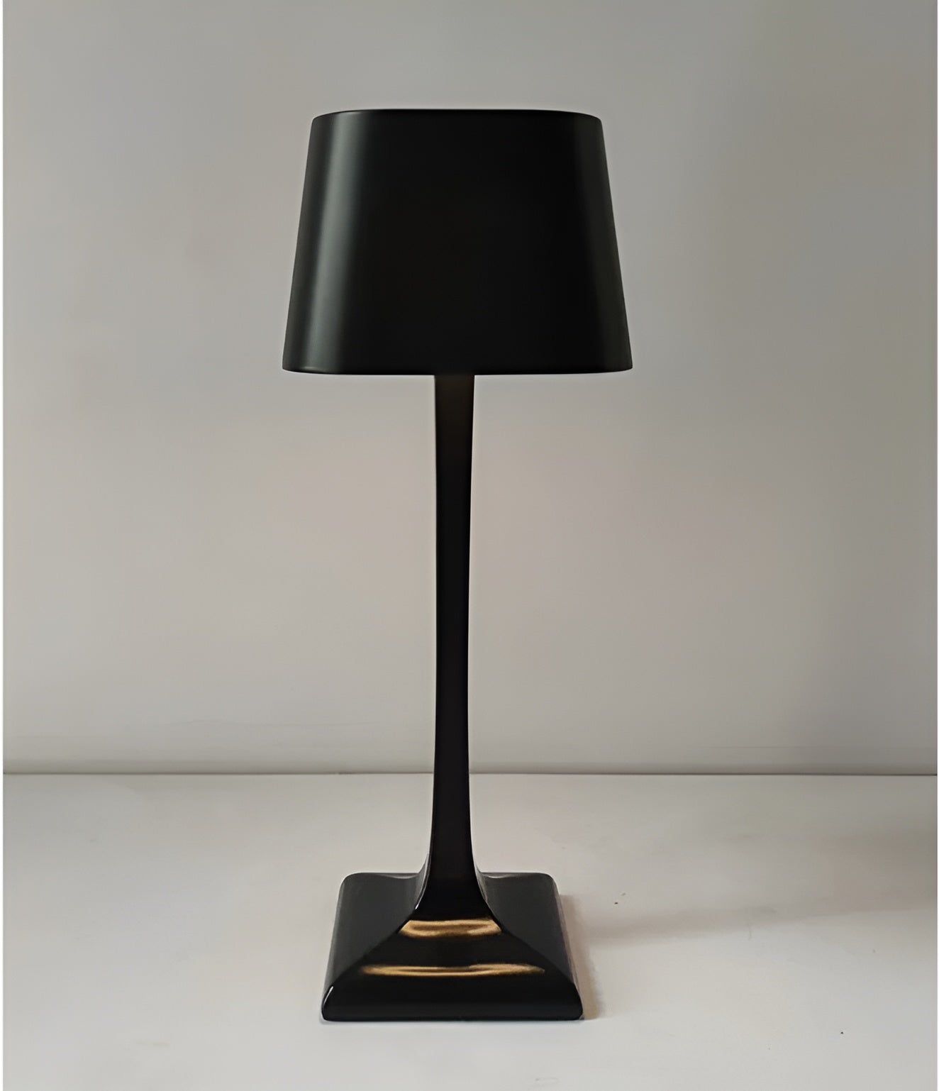Quadmini bordlampe - led-lampe i firkantet form lavet af aluminium