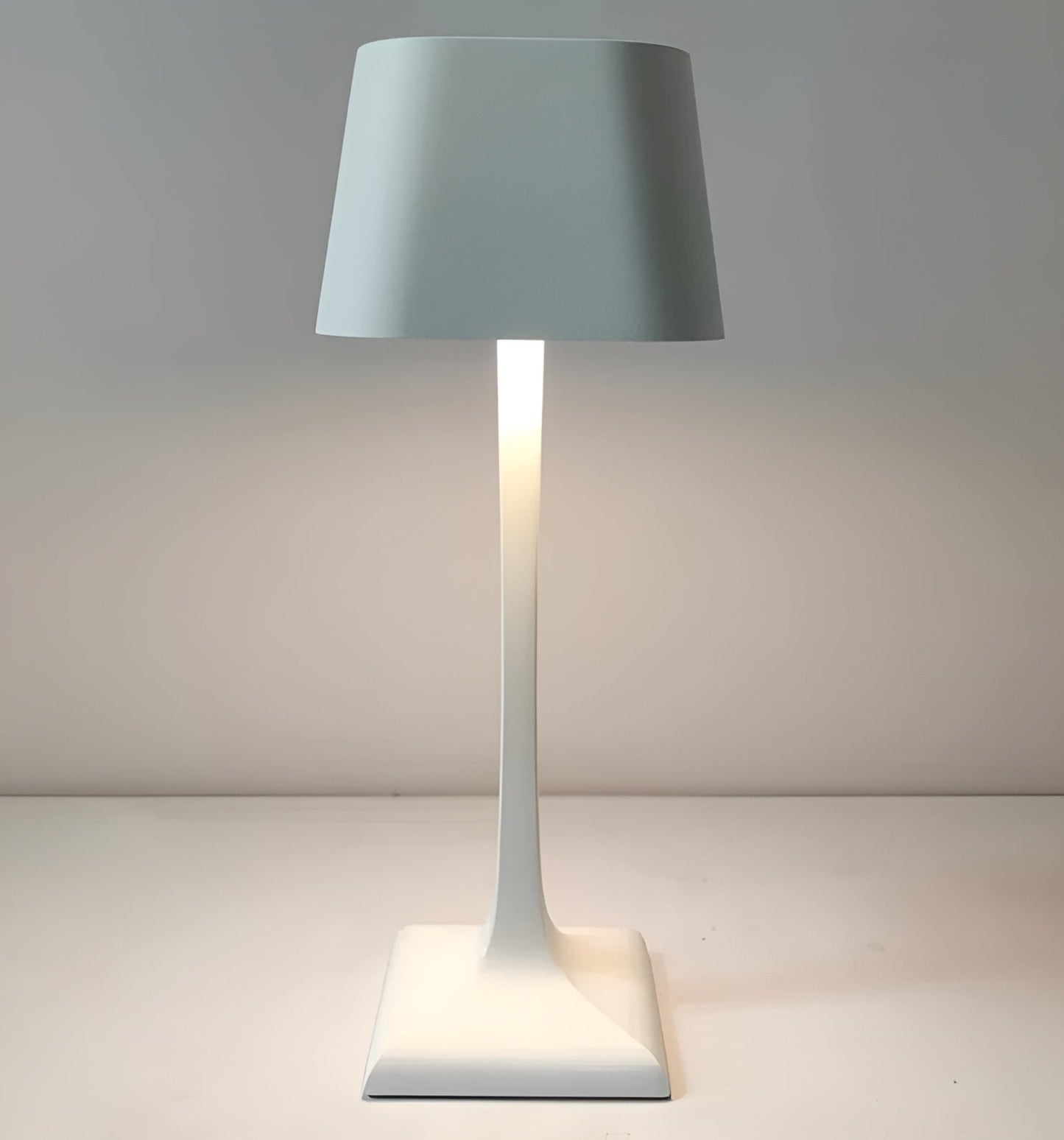 Quadmini bordlampe - led-lampe i firkantet form lavet af aluminium