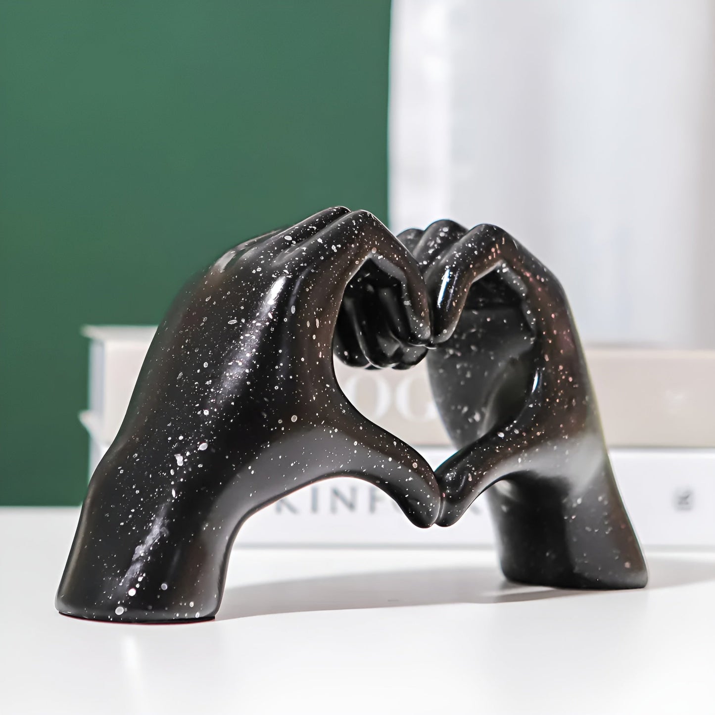 Sculpted love - moderne håndholdt kærlighedsfigur til tidløs romantik