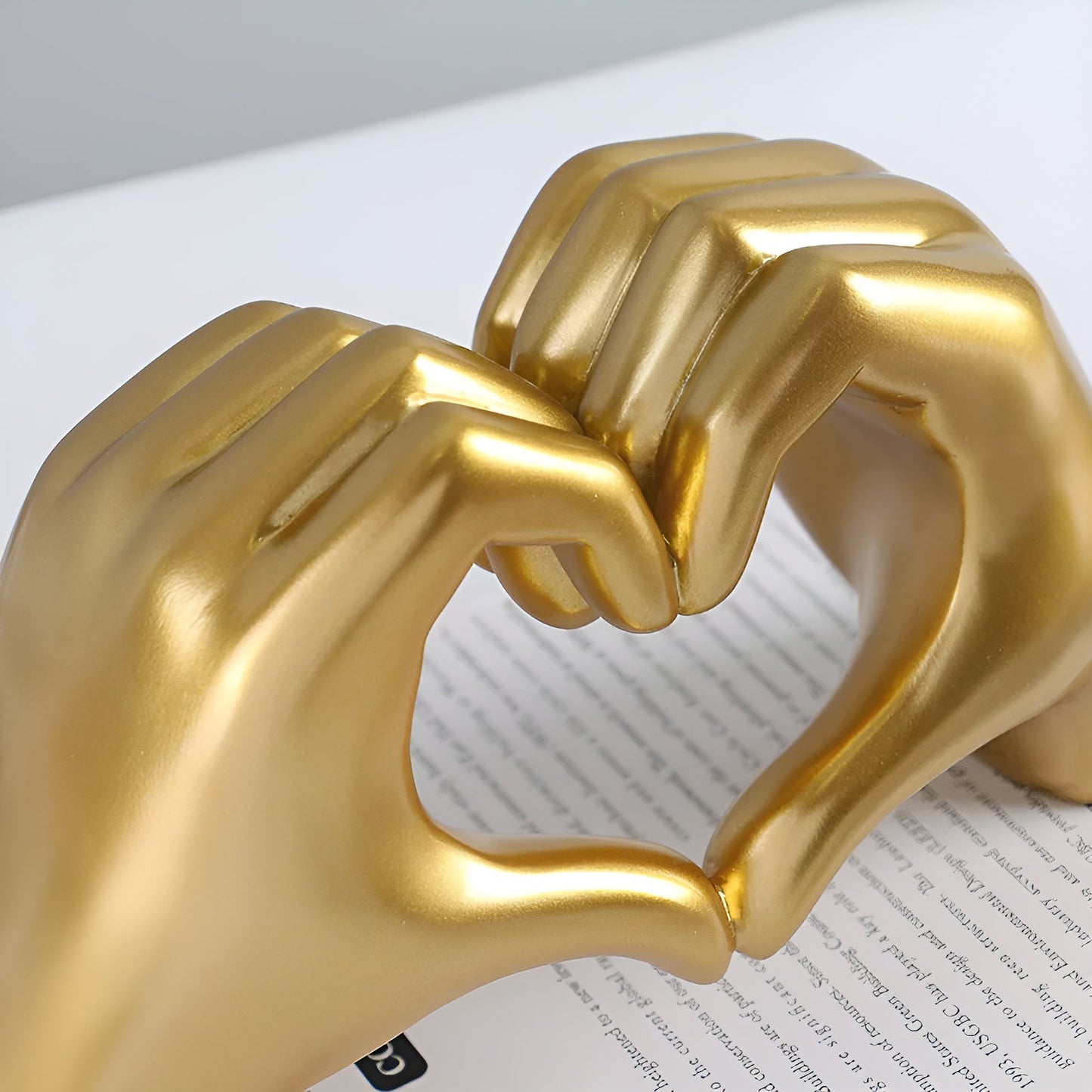 Sculpted love - moderne håndholdt kærlighedsfigur til tidløs romantik
