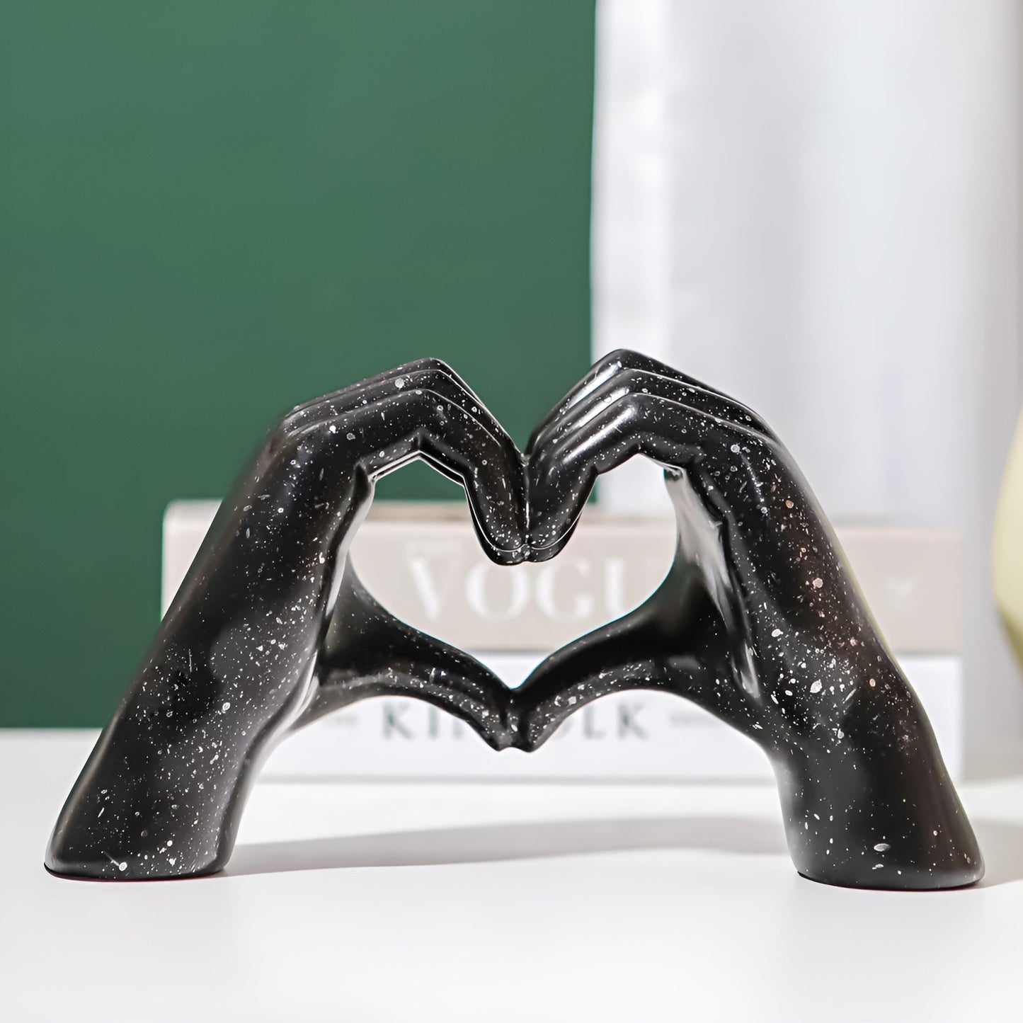 Sculpted love - moderne håndholdt kærlighedsfigur til tidløs romantik