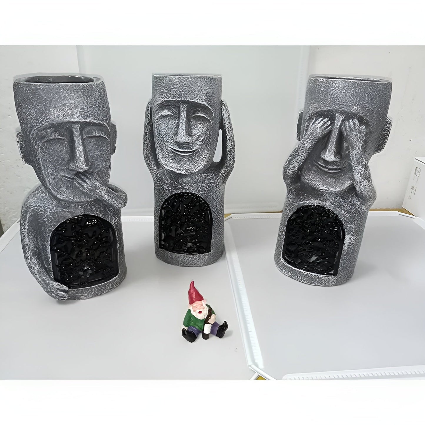 Sensorisk trio - se, hør, tal, ornamenter af resin med solceller