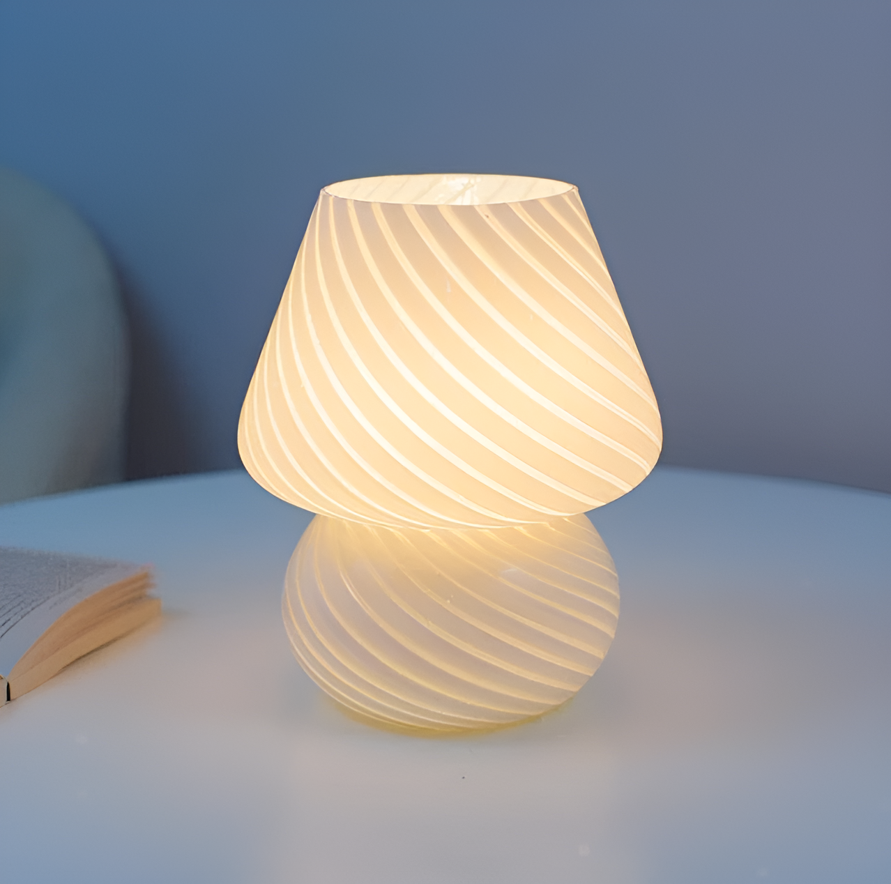 Striped glow - en bordlampe lavet af mundblæst, stribet glas