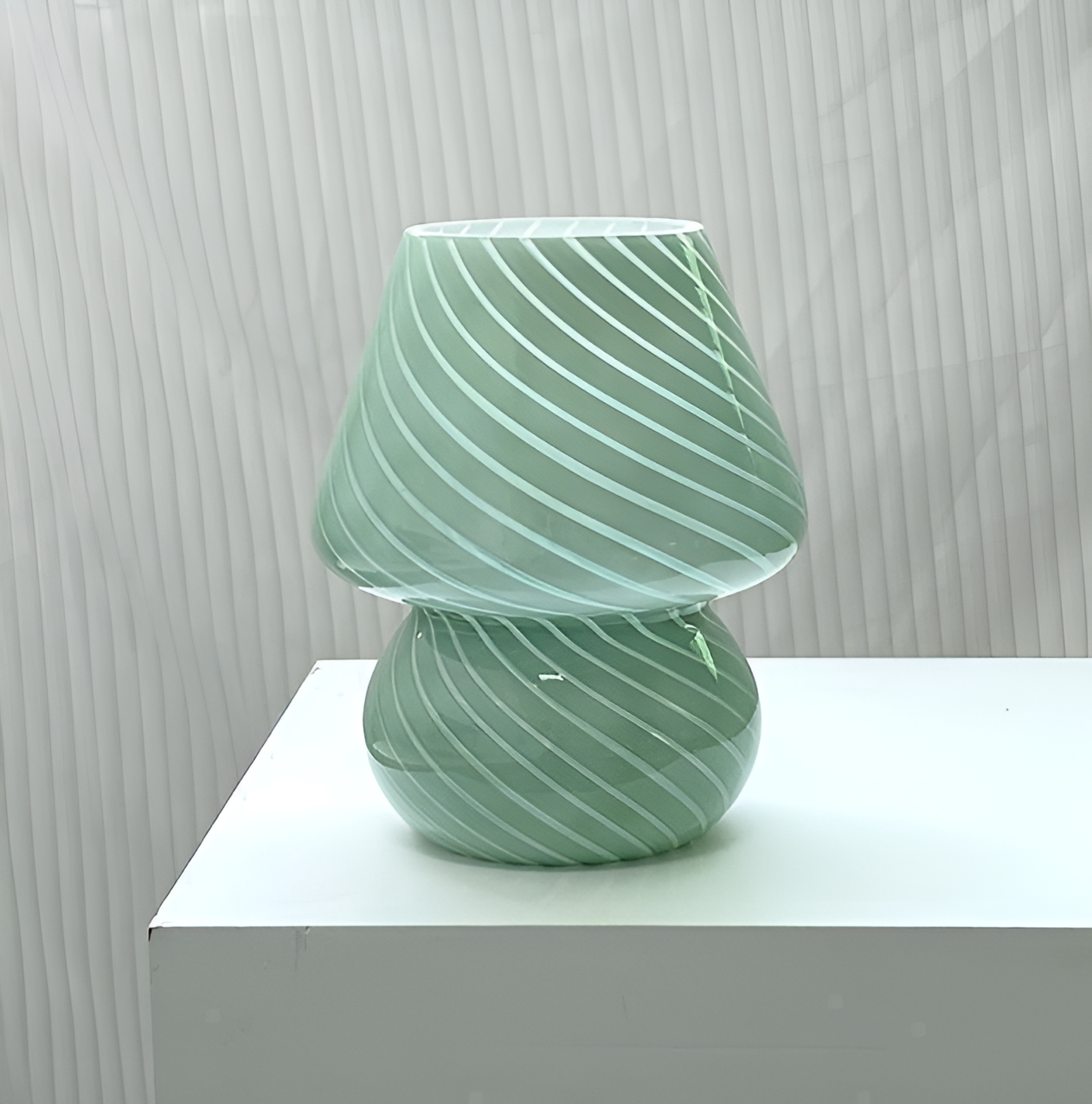 Striped glow - en bordlampe lavet af mundblæst, stribet glas