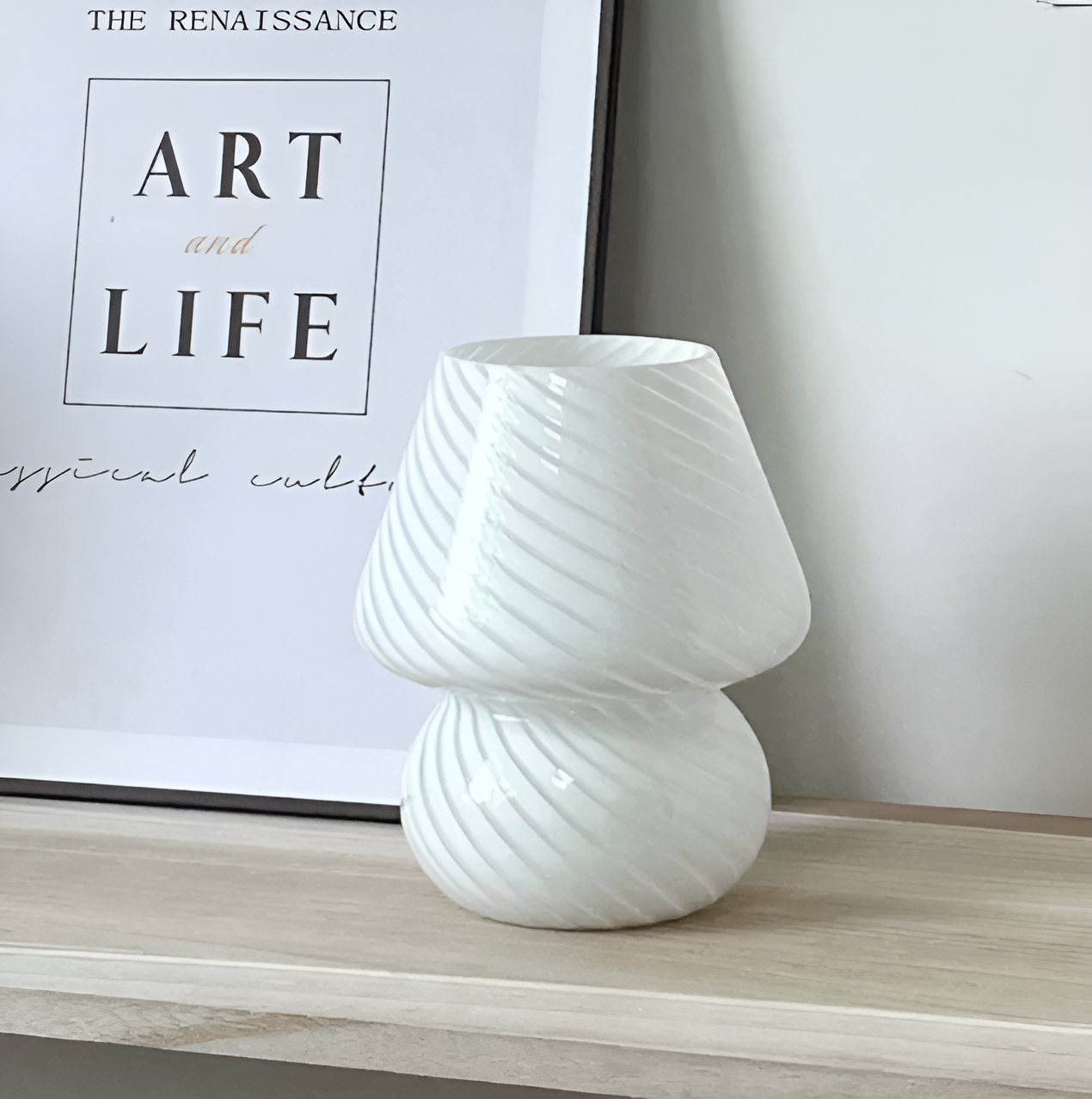 Striped glow - en bordlampe lavet af mundblæst, stribet glas