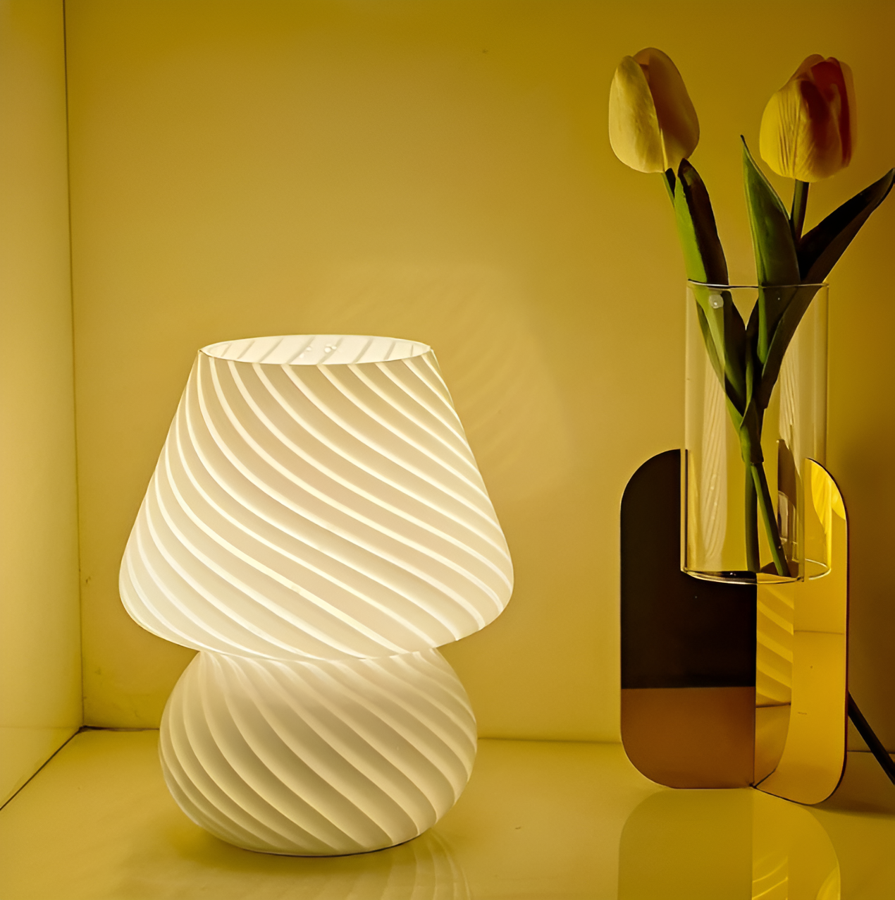 Striped glow - en bordlampe lavet af mundblæst, stribet glas