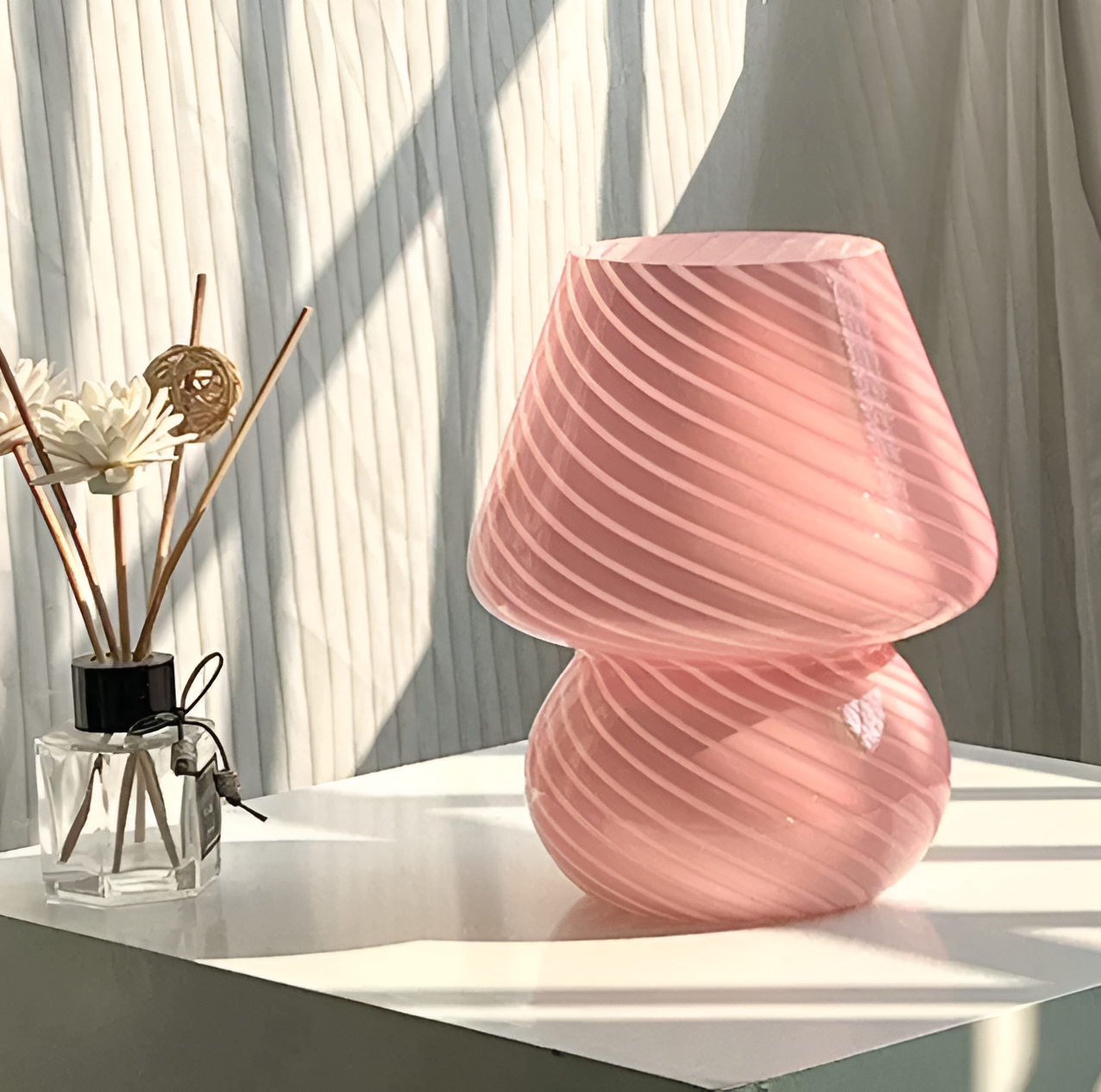 Striped glow - en bordlampe lavet af mundblæst, stribet glas