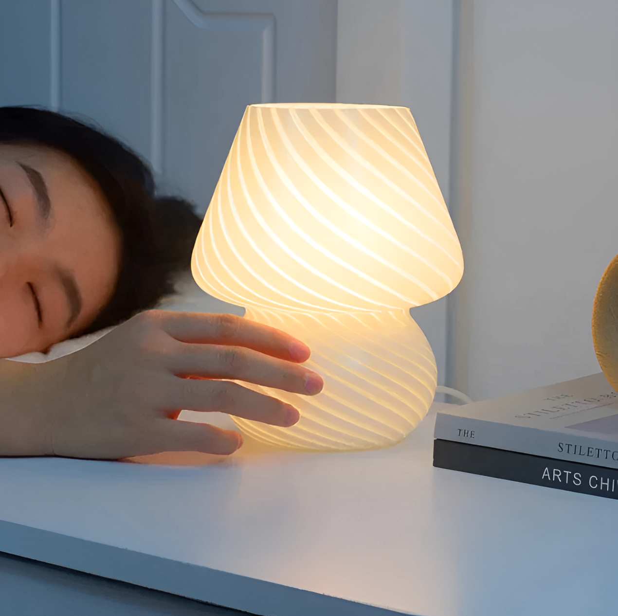 Striped glow - en bordlampe lavet af mundblæst, stribet glas