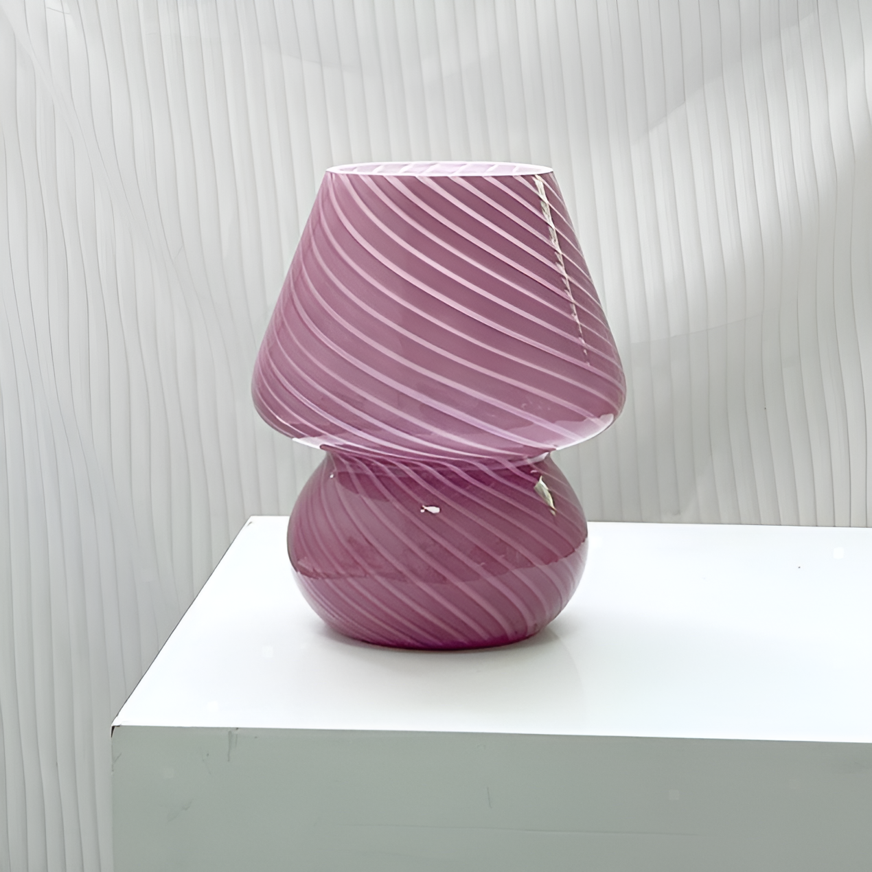 Striped glow - en bordlampe lavet af mundblæst, stribet glas