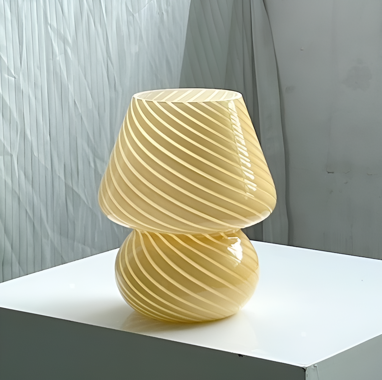 Striped glow - en bordlampe lavet af mundblæst, stribet glas
