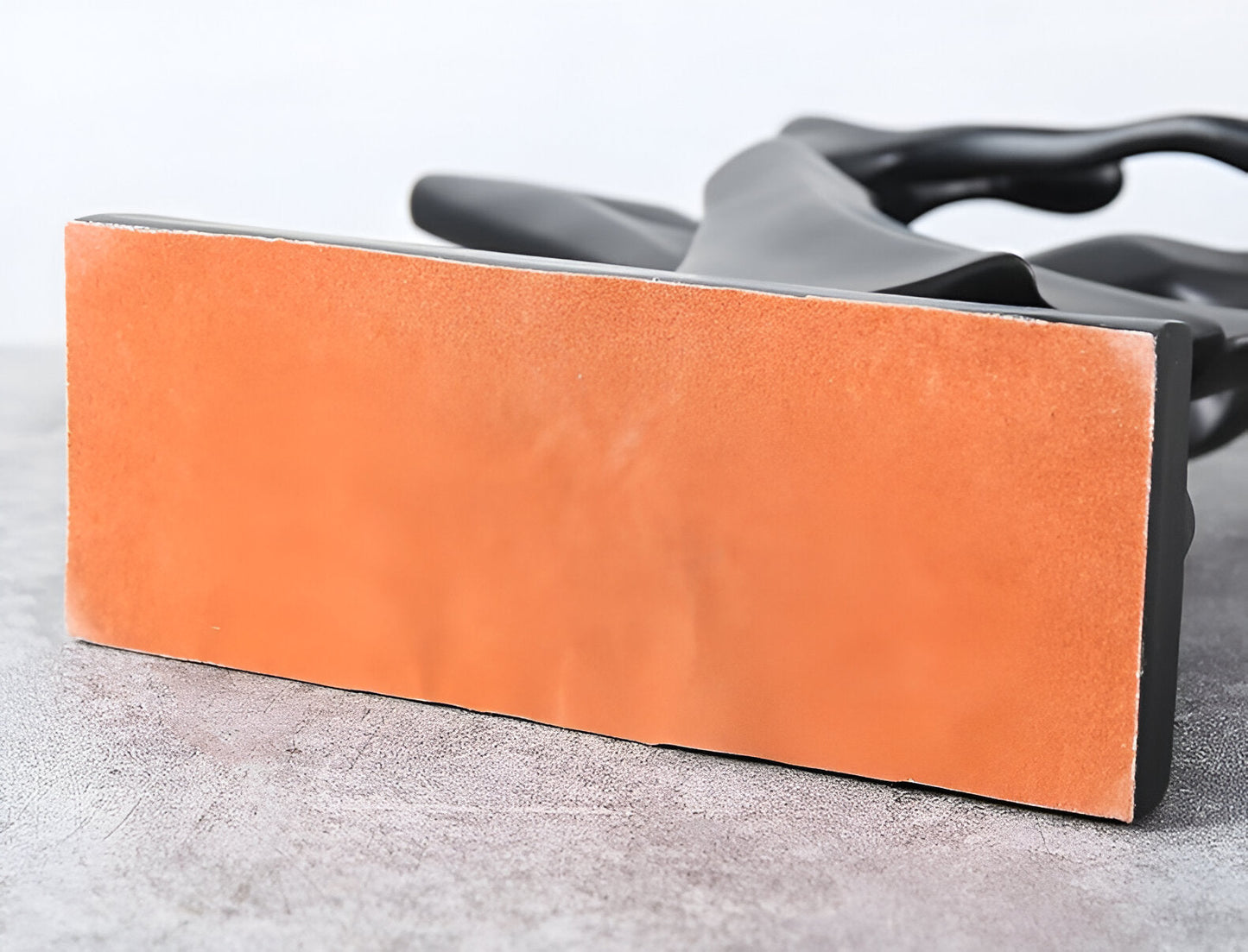 Swayduo ornament - hvid og sort dansende resinskulptur - moderne abstrakt kunst