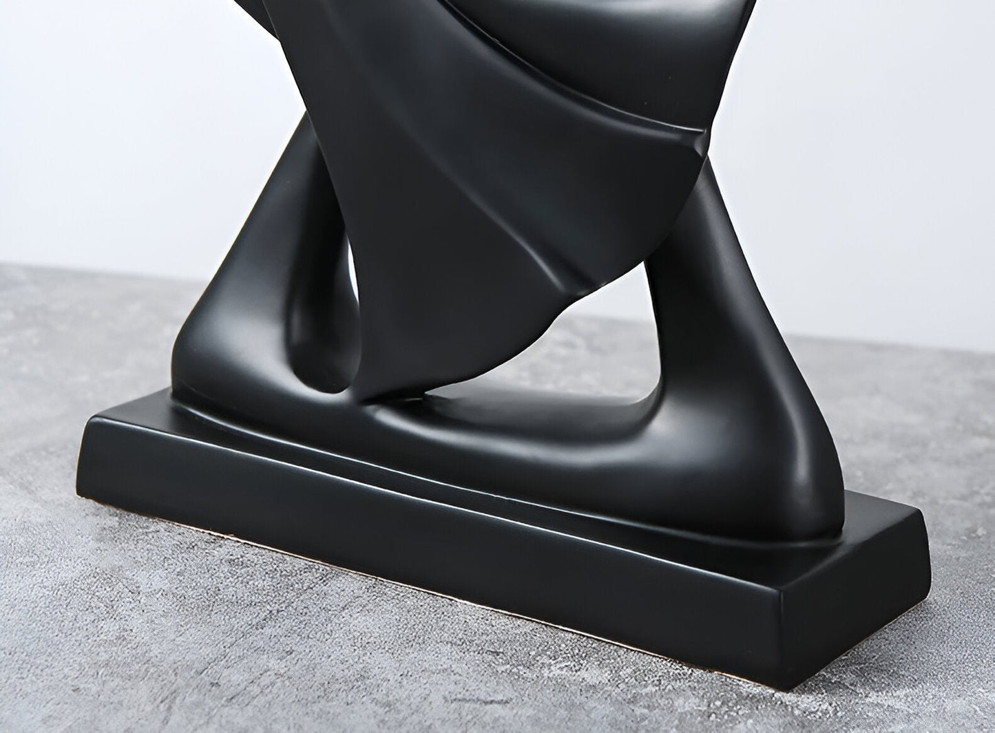 Swayduo ornament - hvid og sort dansende resinskulptur - moderne abstrakt kunst