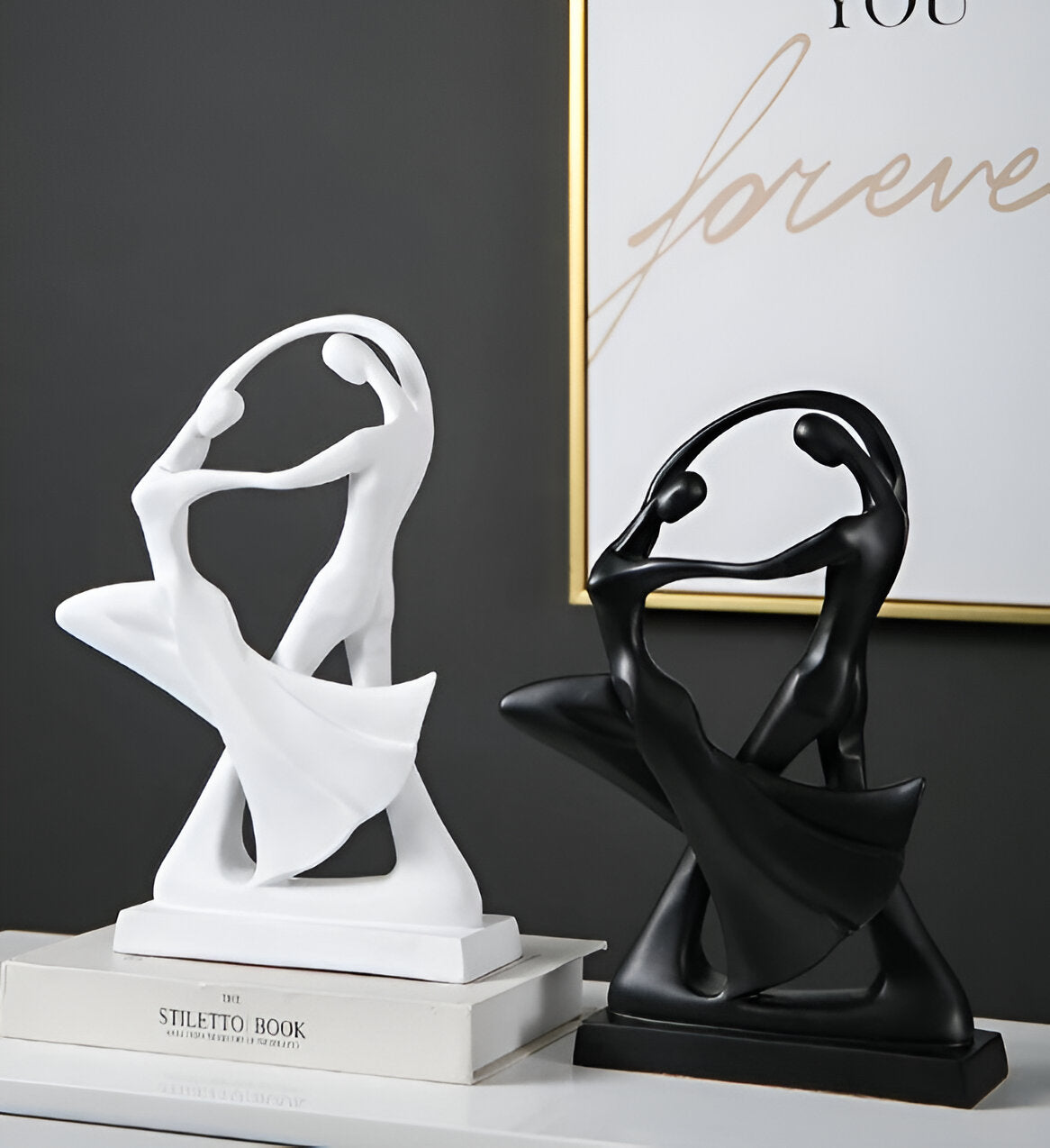 Swayduo ornament - hvid og sort dansende resinskulptur - moderne abstrakt kunst