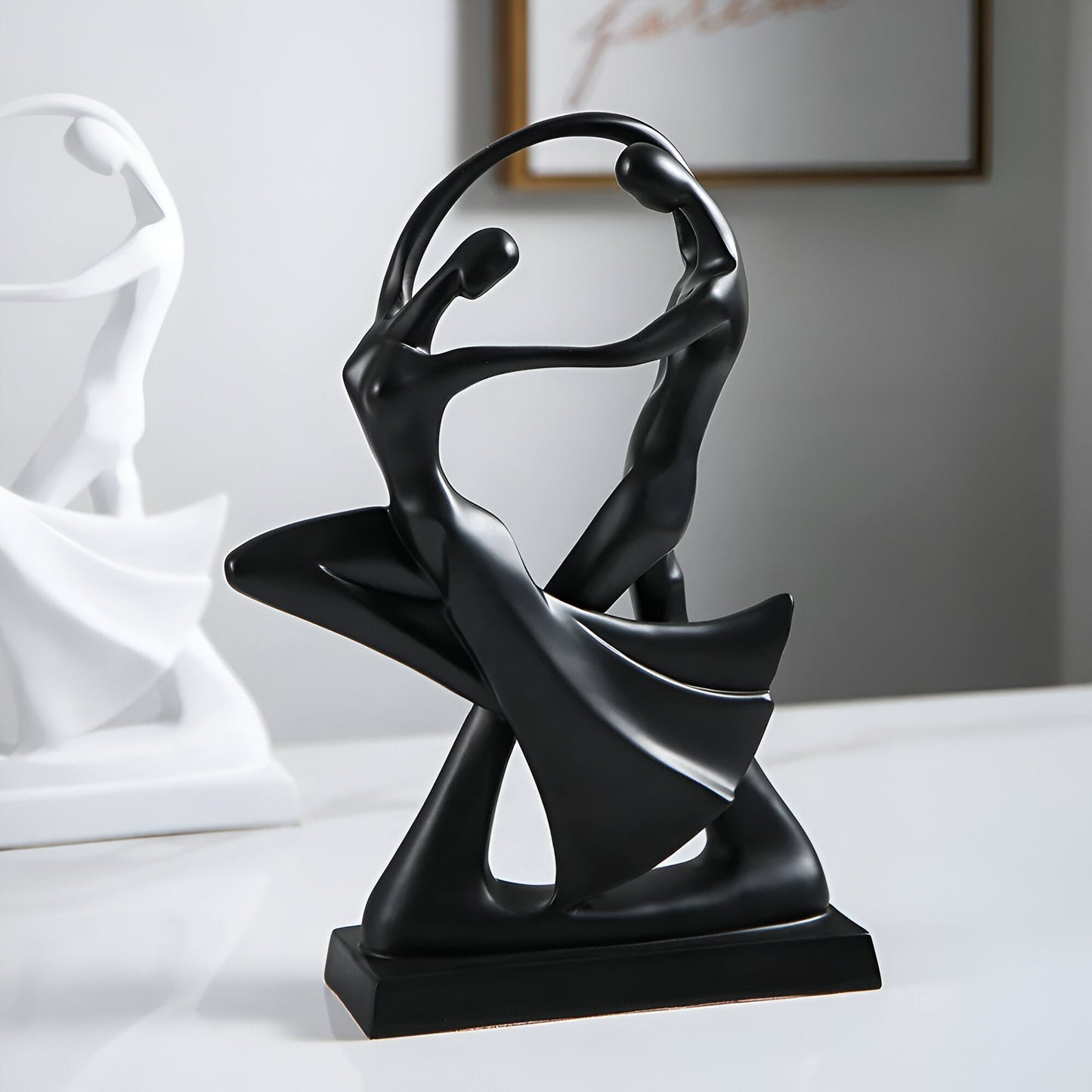 Swayduo ornament - hvid og sort dansende resinskulptur - moderne abstrakt kunst