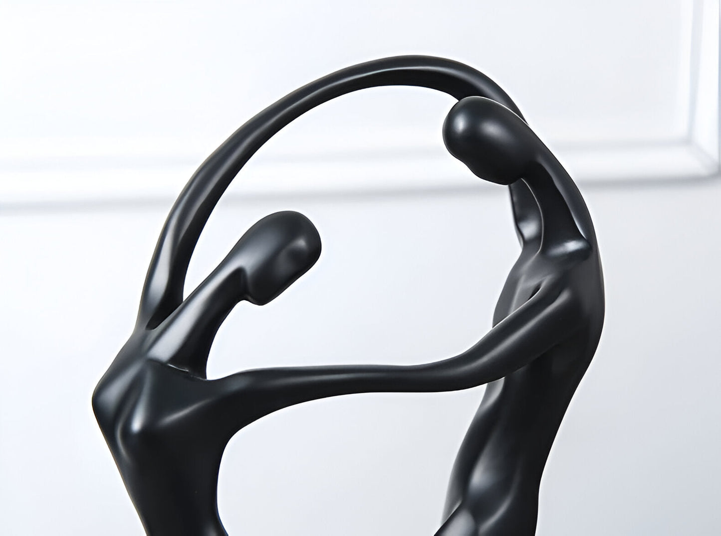 Swayduo ornament - hvid og sort dansende resinskulptur - moderne abstrakt kunst