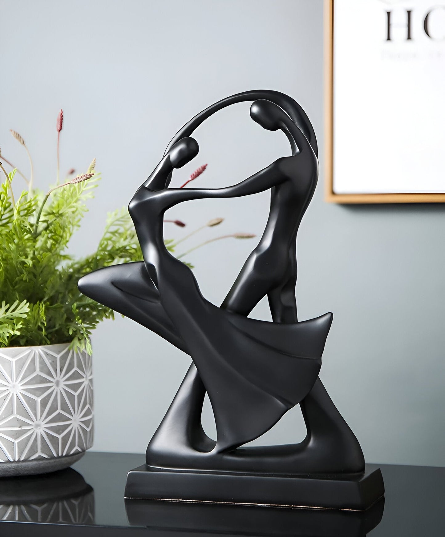 Swayduo ornament - hvid og sort dansende resinskulptur - moderne abstrakt kunst