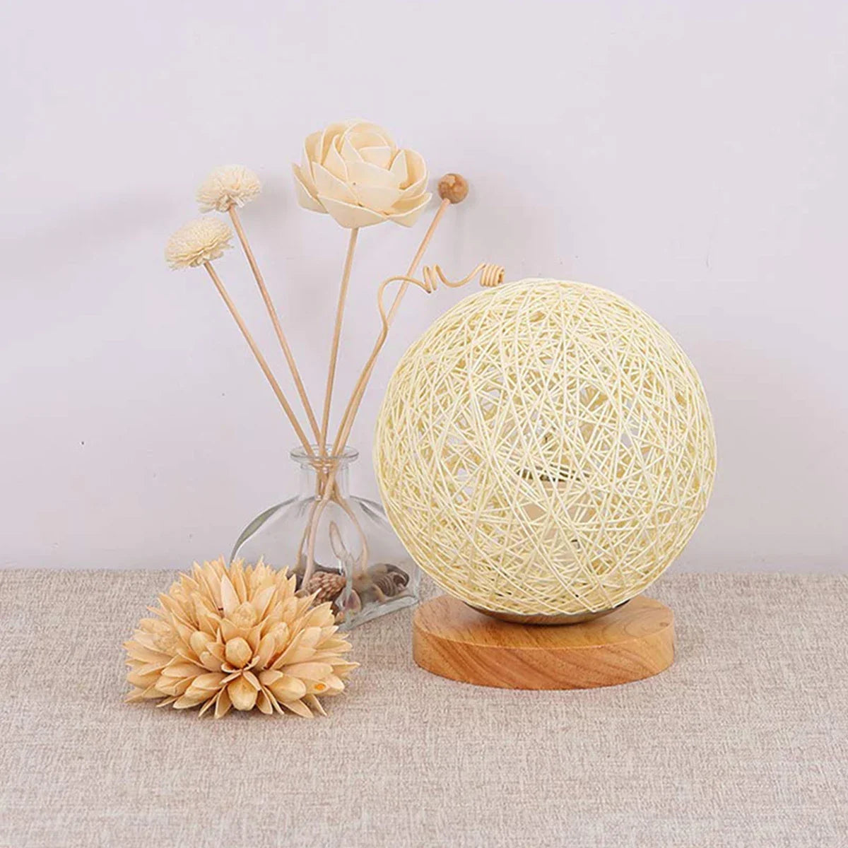 Wovenglow - bordlampe i rattankugle
