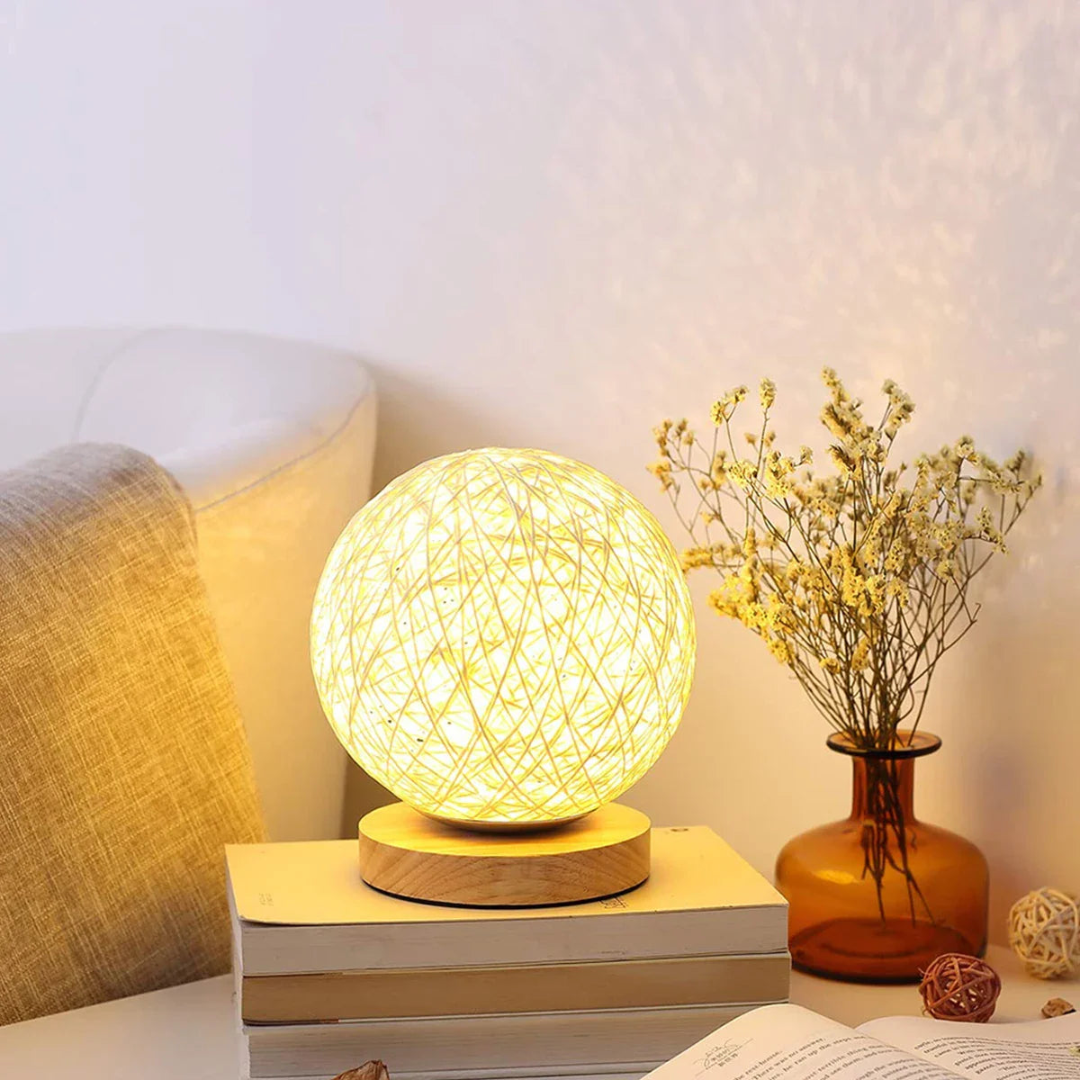 Wovenglow - bordlampe i rattankugle