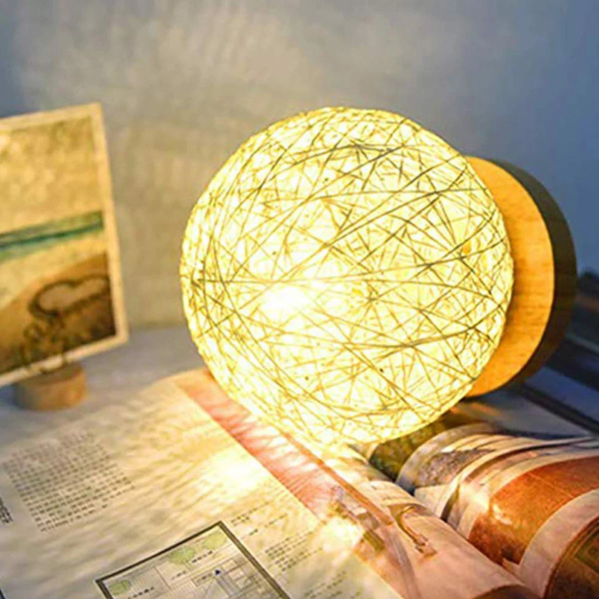 Wovenglow - bordlampe i rattankugle