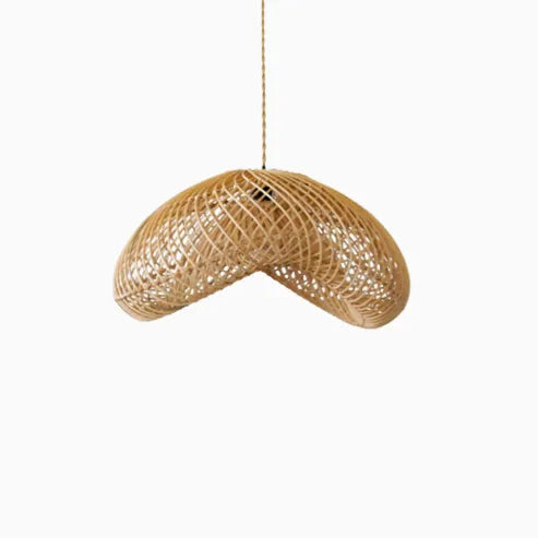 Skyformet, flettet lysekrone i rattan