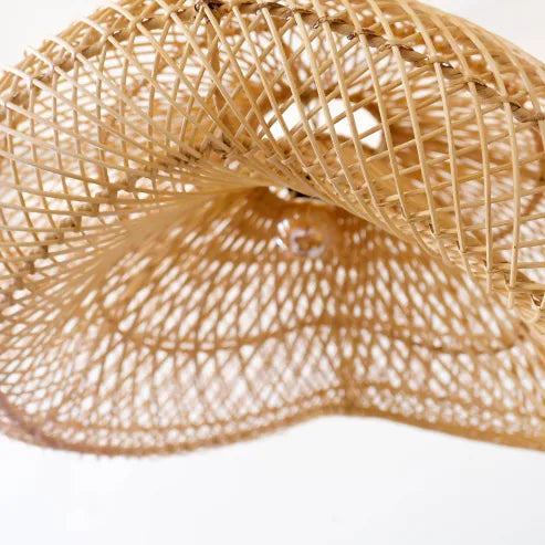 Skyformet, flettet lysekrone i rattan