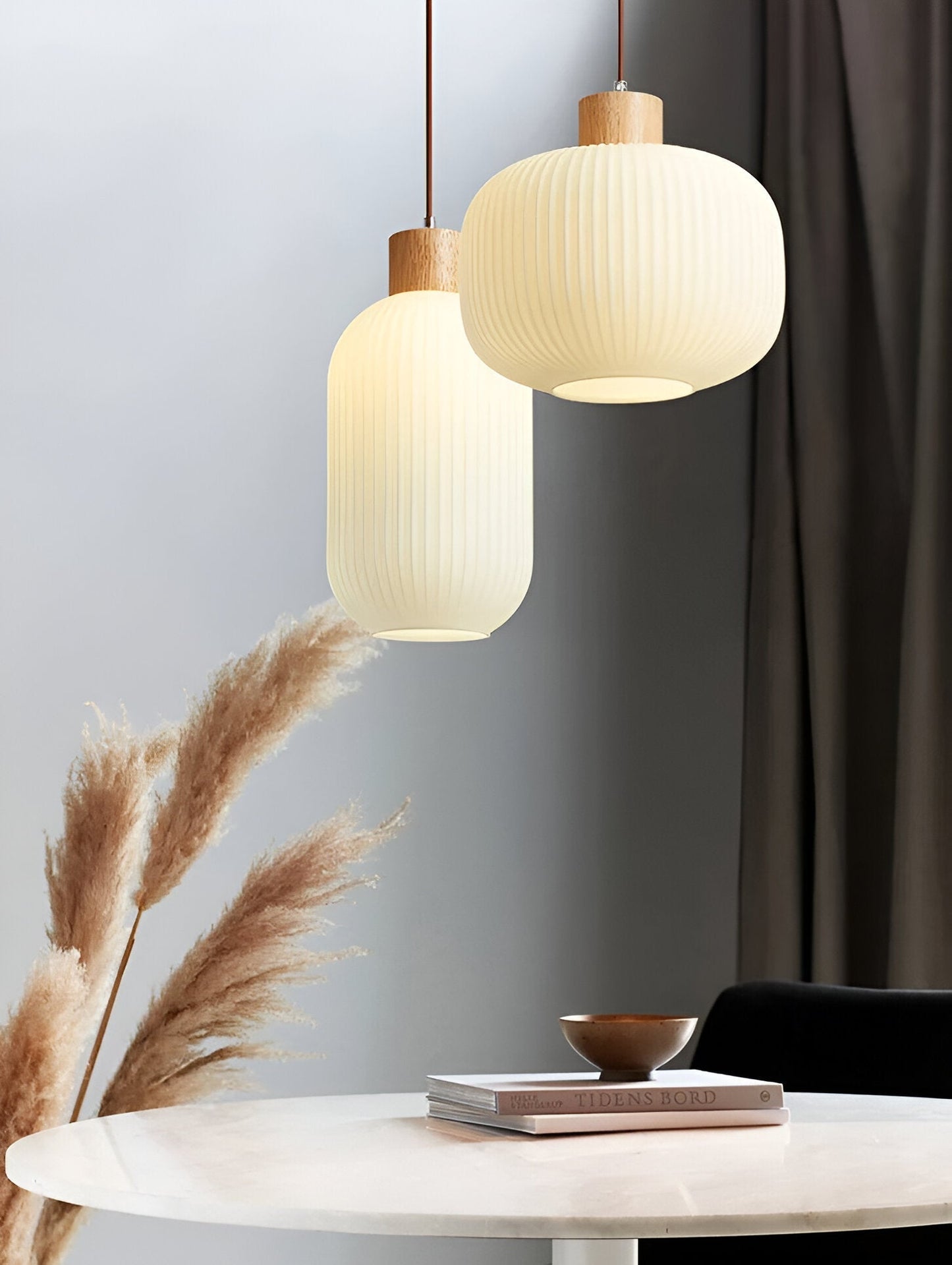 Akariluxe pendellampe - elegant japansk mælkehvid ribbet glaspendel