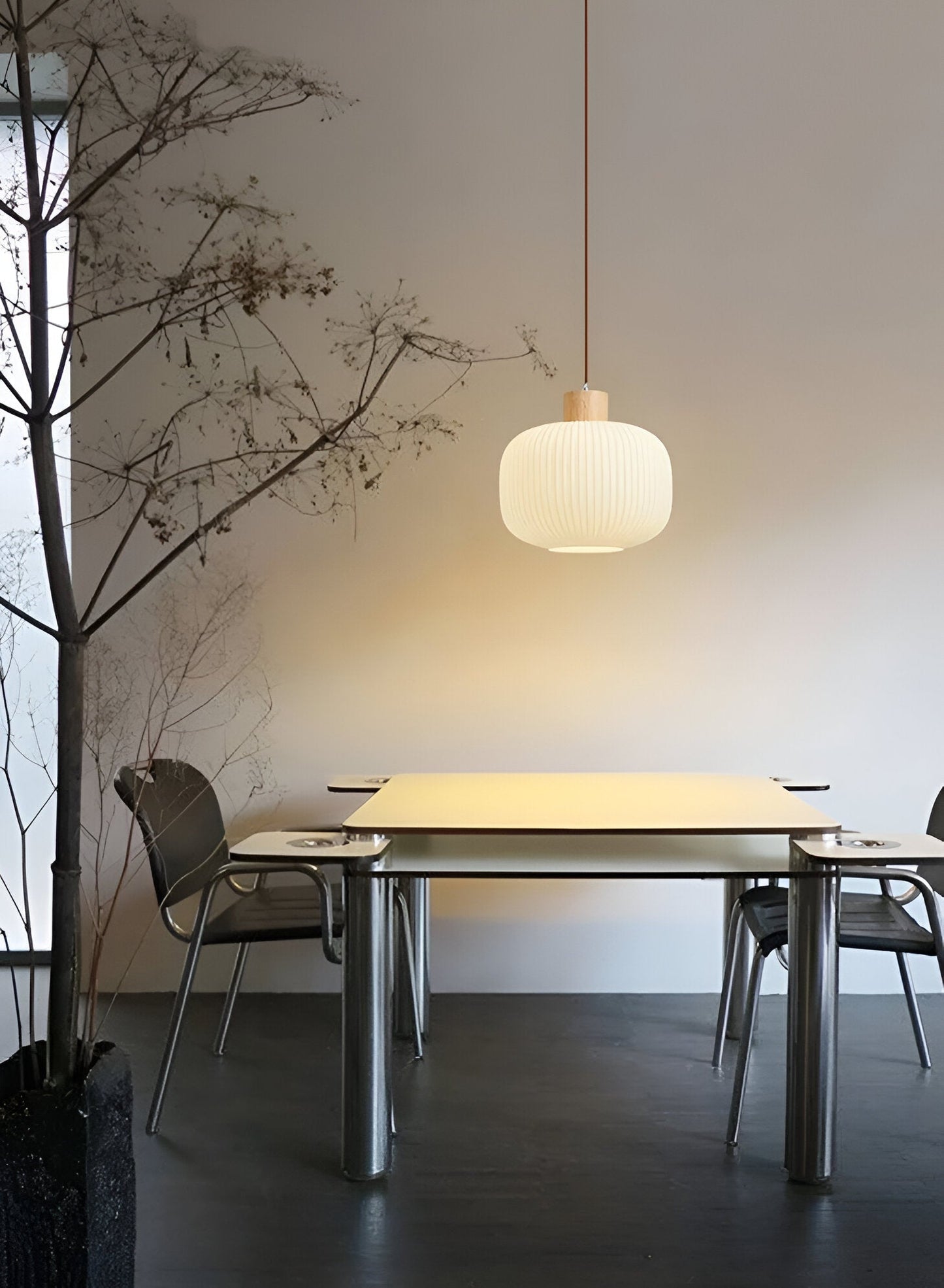 Akariluxe pendellampe - elegant japansk mælkehvid ribbet glaspendel