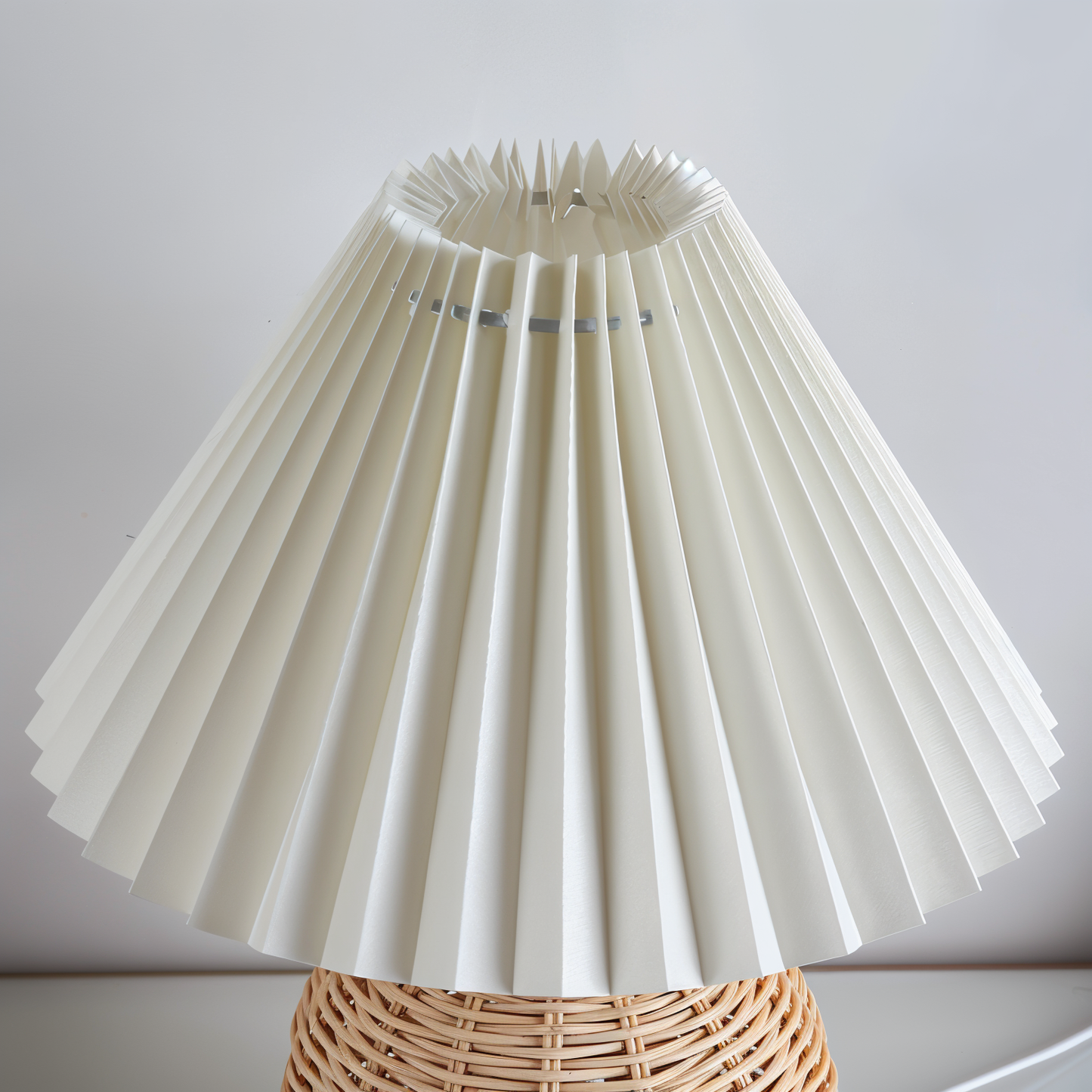 Brolly plisseret bordlampe - retro rattan lampe - konisk bordlampe