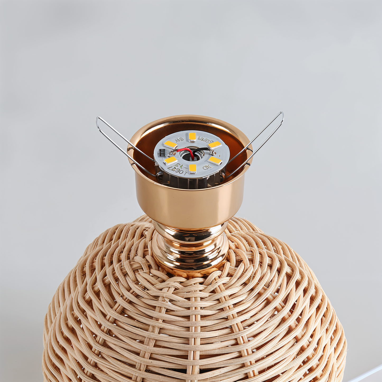 Brolly plisseret bordlampe - retro rattan lampe - konisk bordlampe