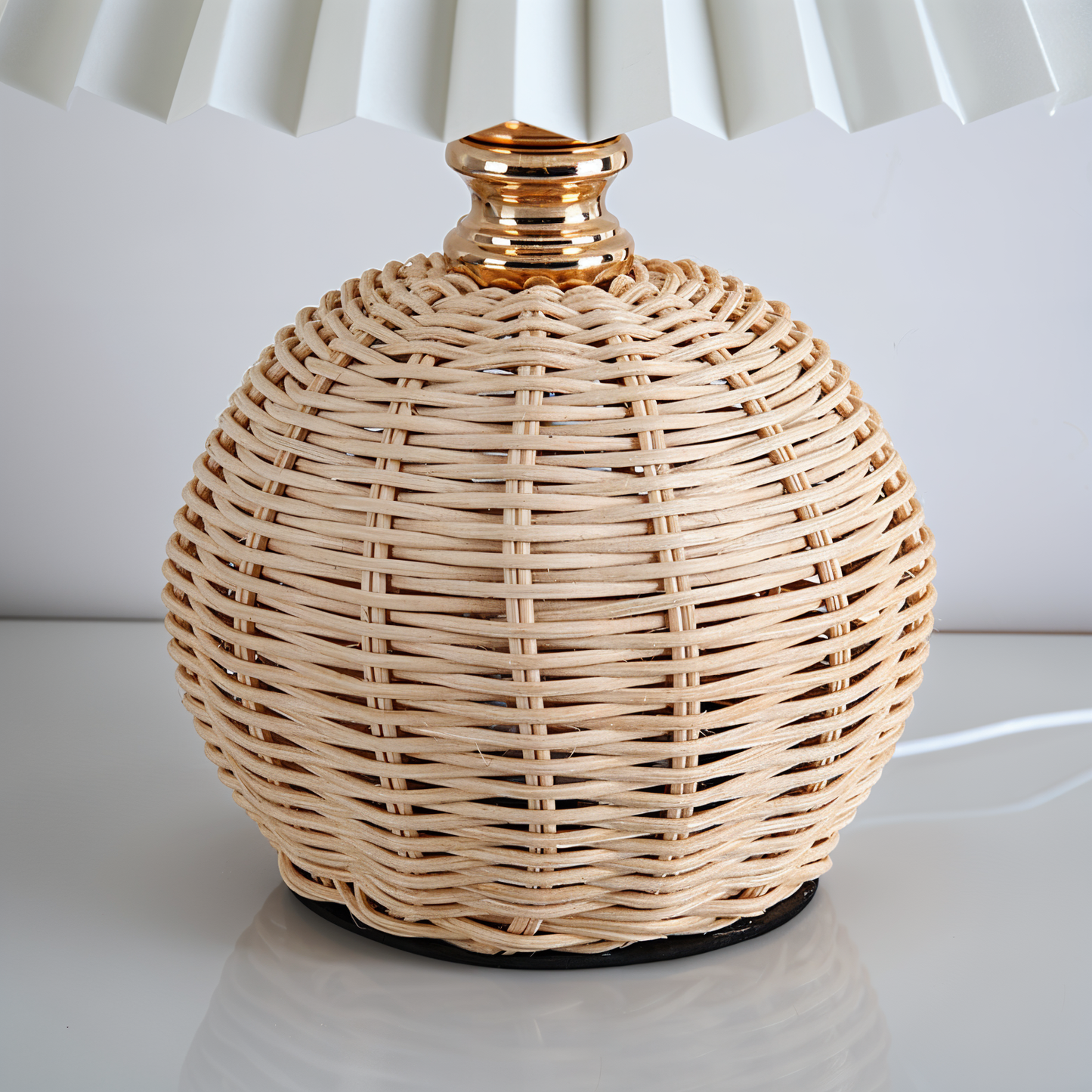 Brolly plisseret bordlampe - retro rattan lampe - konisk bordlampe
