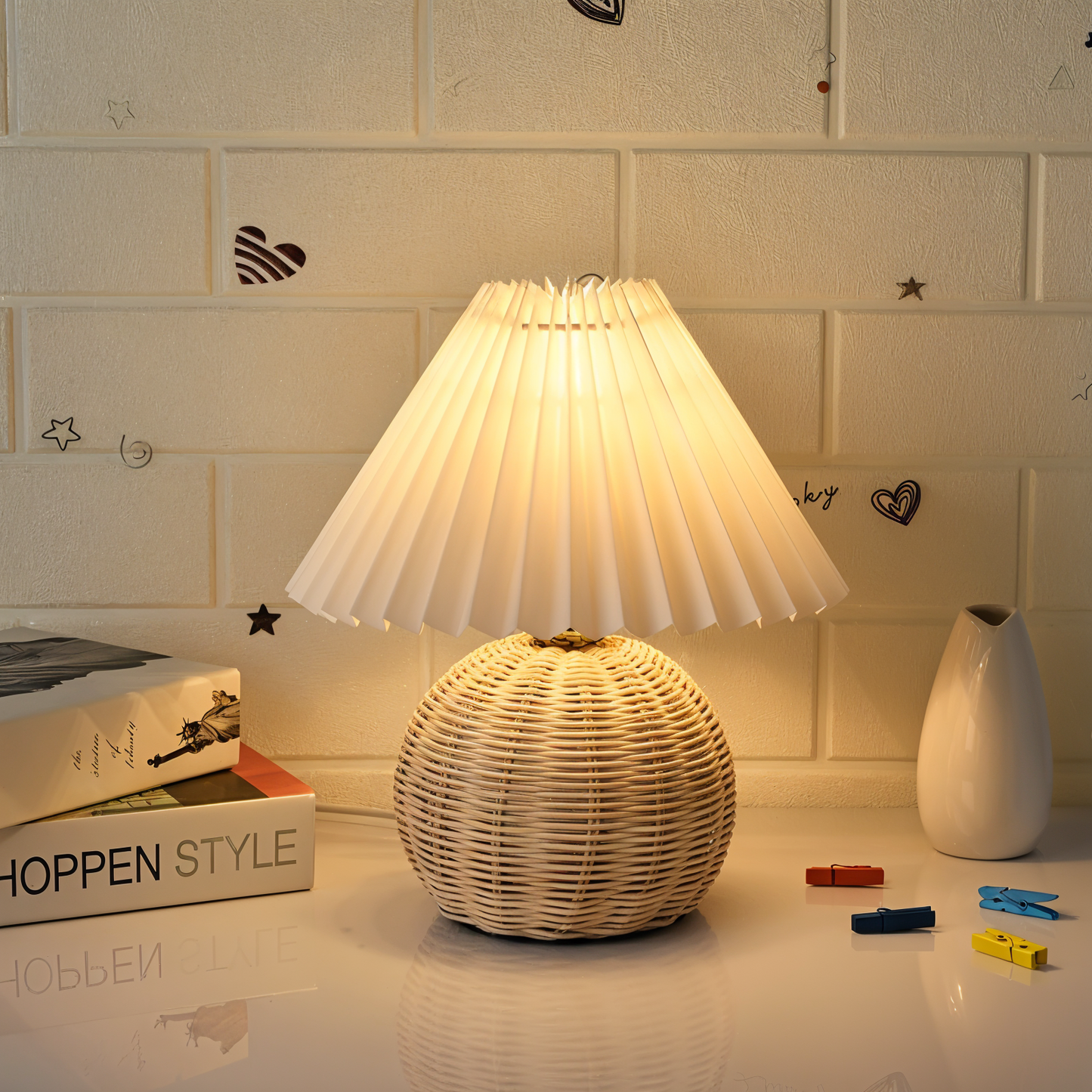 Brolly plisseret bordlampe - retro rattan lampe - konisk bordlampe