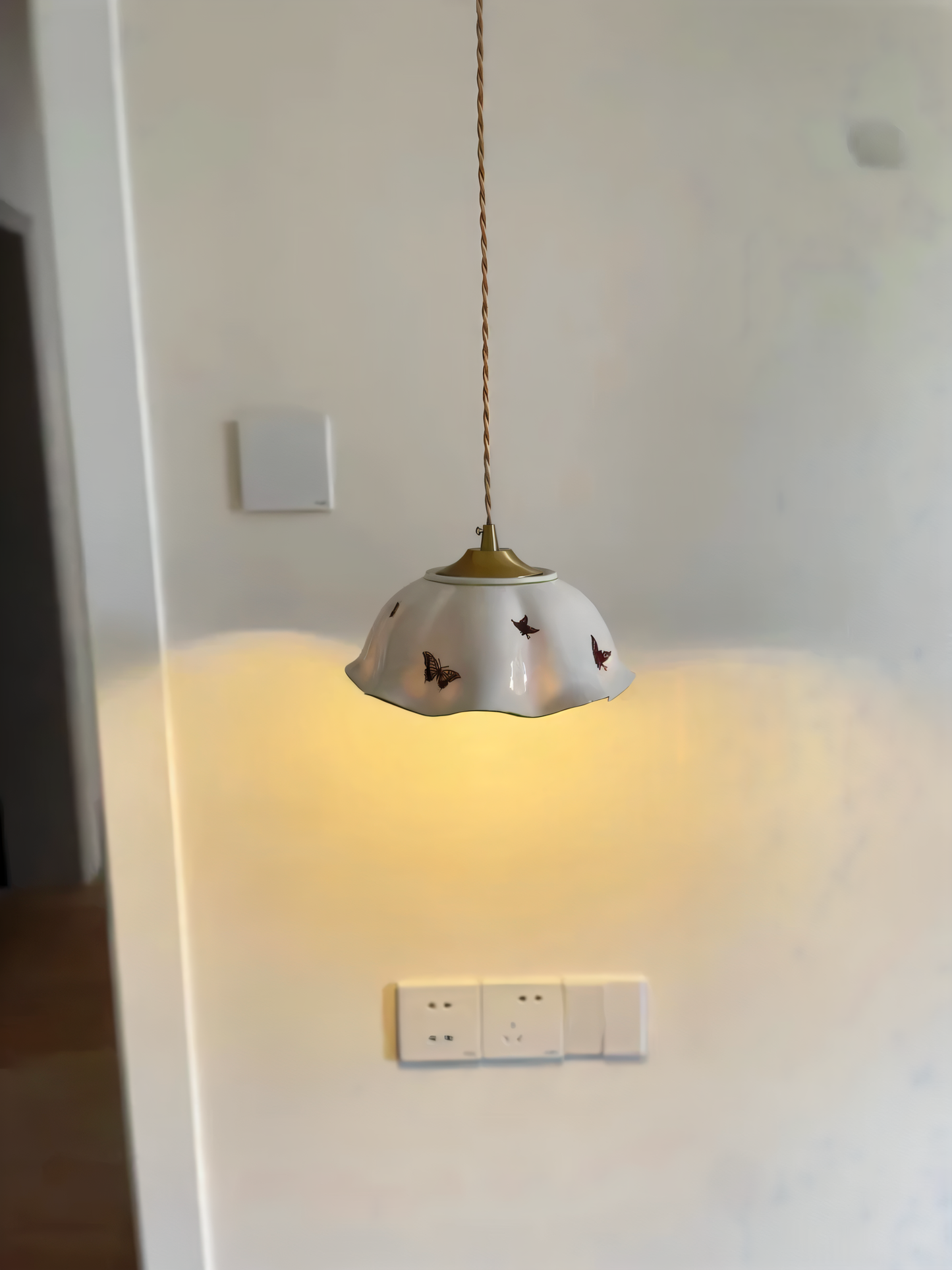 Chicbliss pendellampe - charmerende sommerfugl keramisk led hængelampe