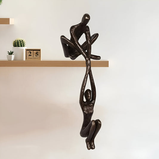 Dynamicduo - mand løfter kvindefigur kunststatue