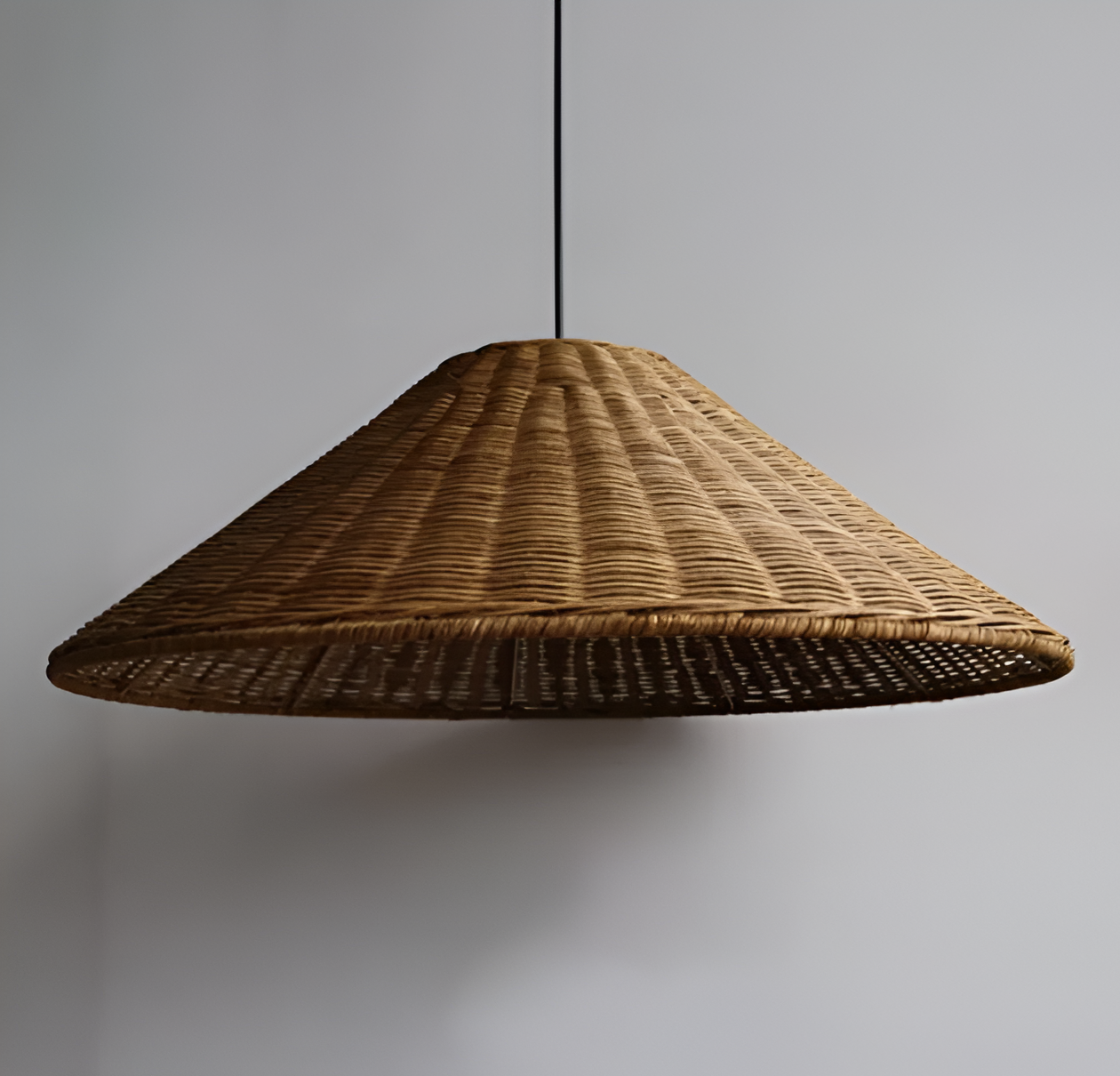 Hatwicker pendellampe - hængelampe i brun-beige konisk rattan - nedadrettet lys